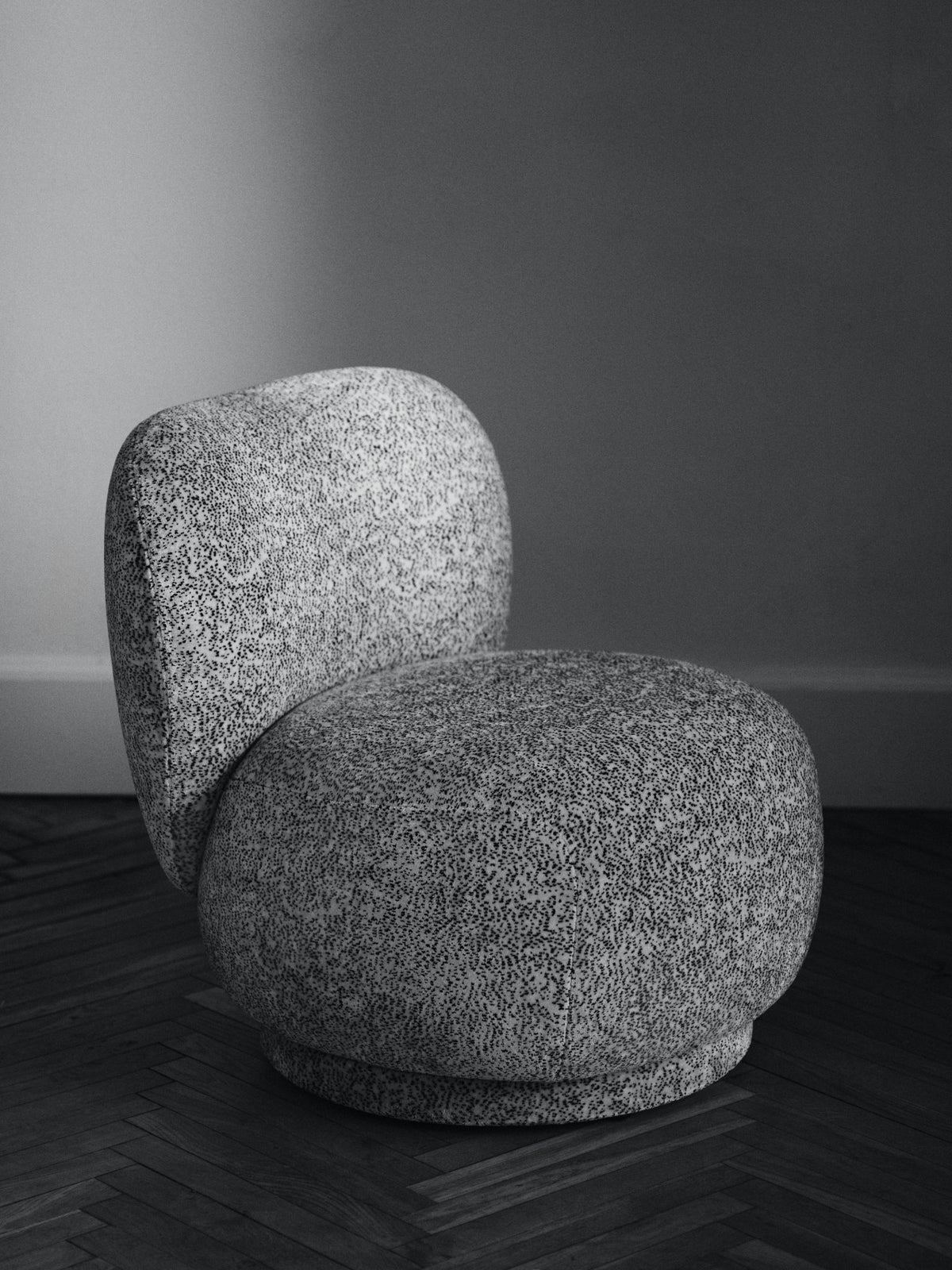 Fauteuil pivotant en velours poppy beige et noir Ricco Piccolo - Ferm Living - The Cool Republic