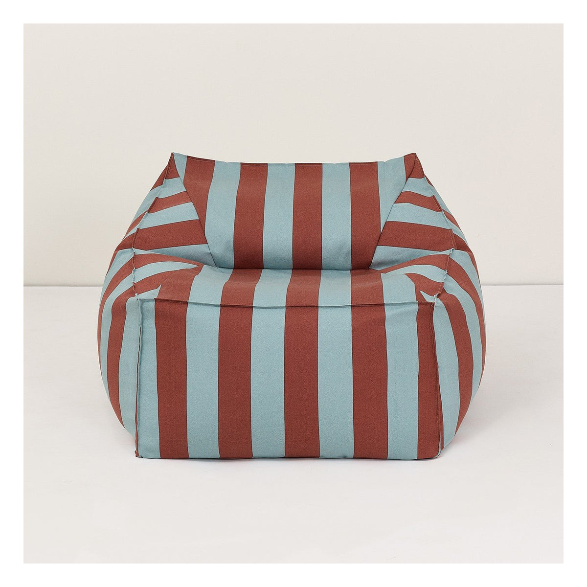 Fauteuil pouf d'extérieur en tissu déperlant à rayures bleu et rouge 80 x 90 x 58 cm Lenny - Nobodinoz - The Cool Republic