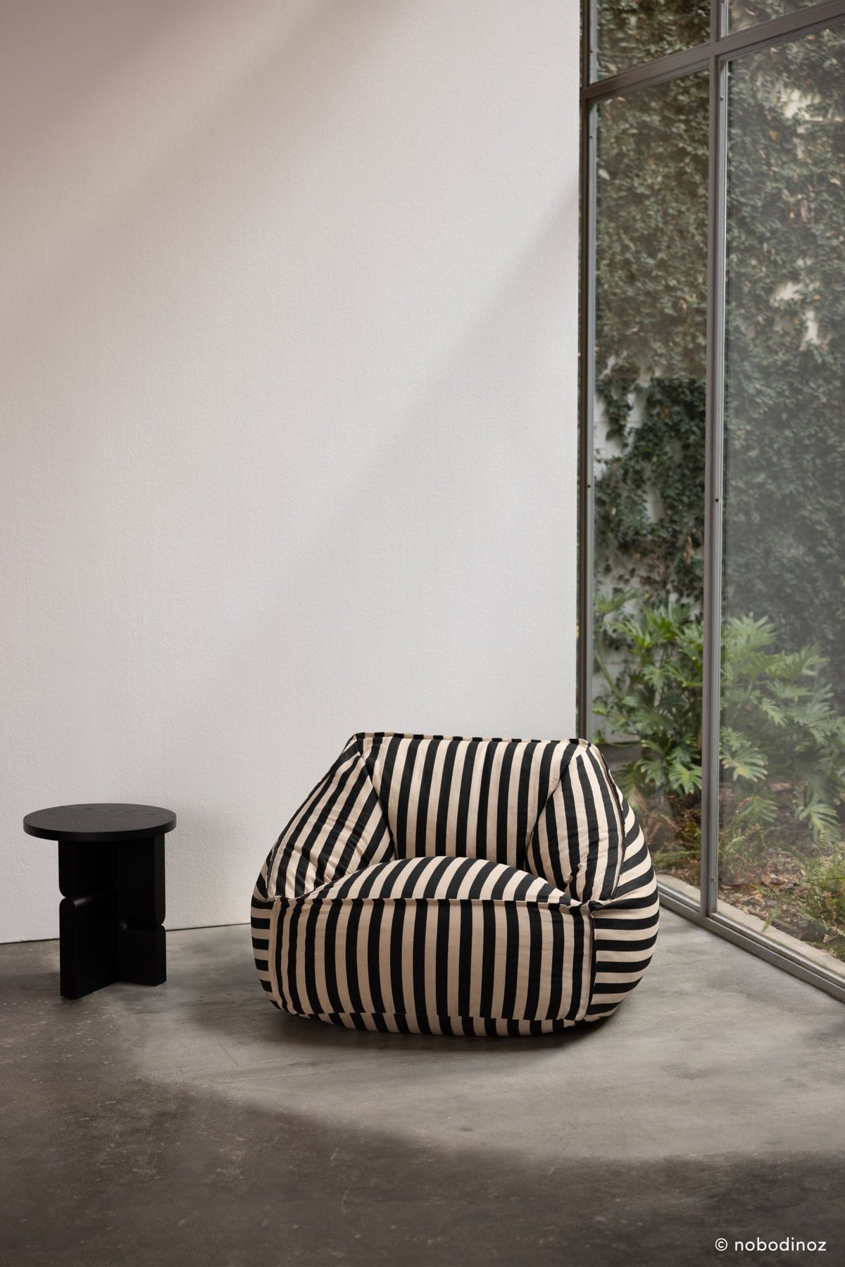Fauteuil pouf en coton à rayures noir et beige 105 x 105 x 60 cm Ziggy - Nobodinoz - The Cool Republic