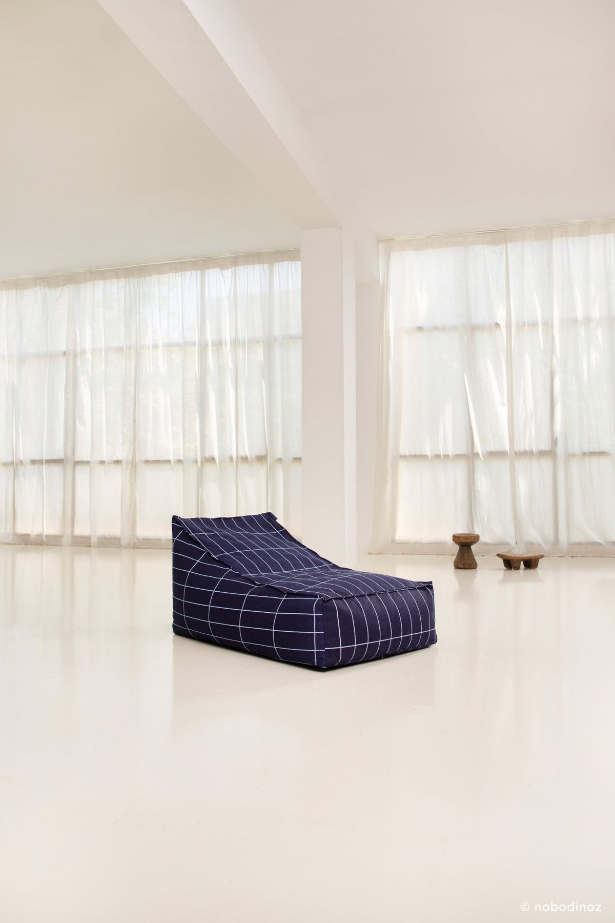 Fauteuil pouf en coton bio à carreaux bleu marine et blanc 70 x 105 x 57 cm Vibes - Nobodinoz - The Cool Republic