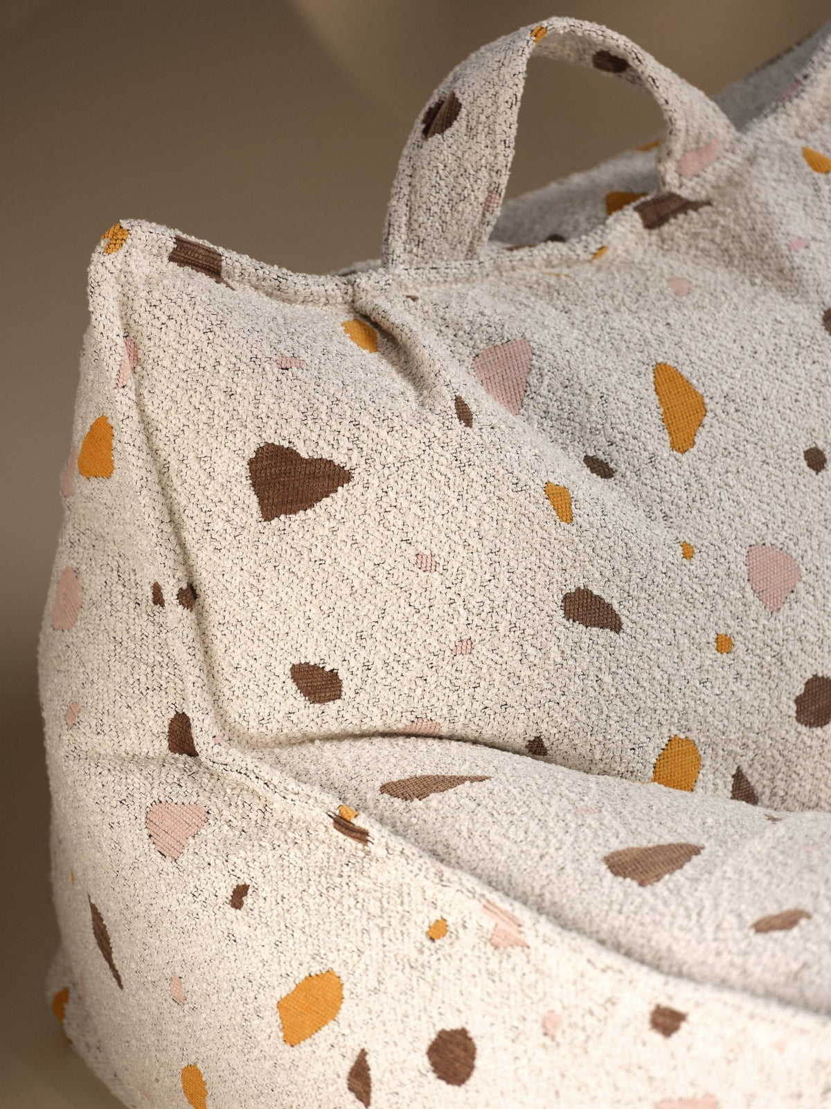 Fauteuil pouf poire pour enfant en tissu blanc Terrazzo - Wigiwama - The Cool Republic