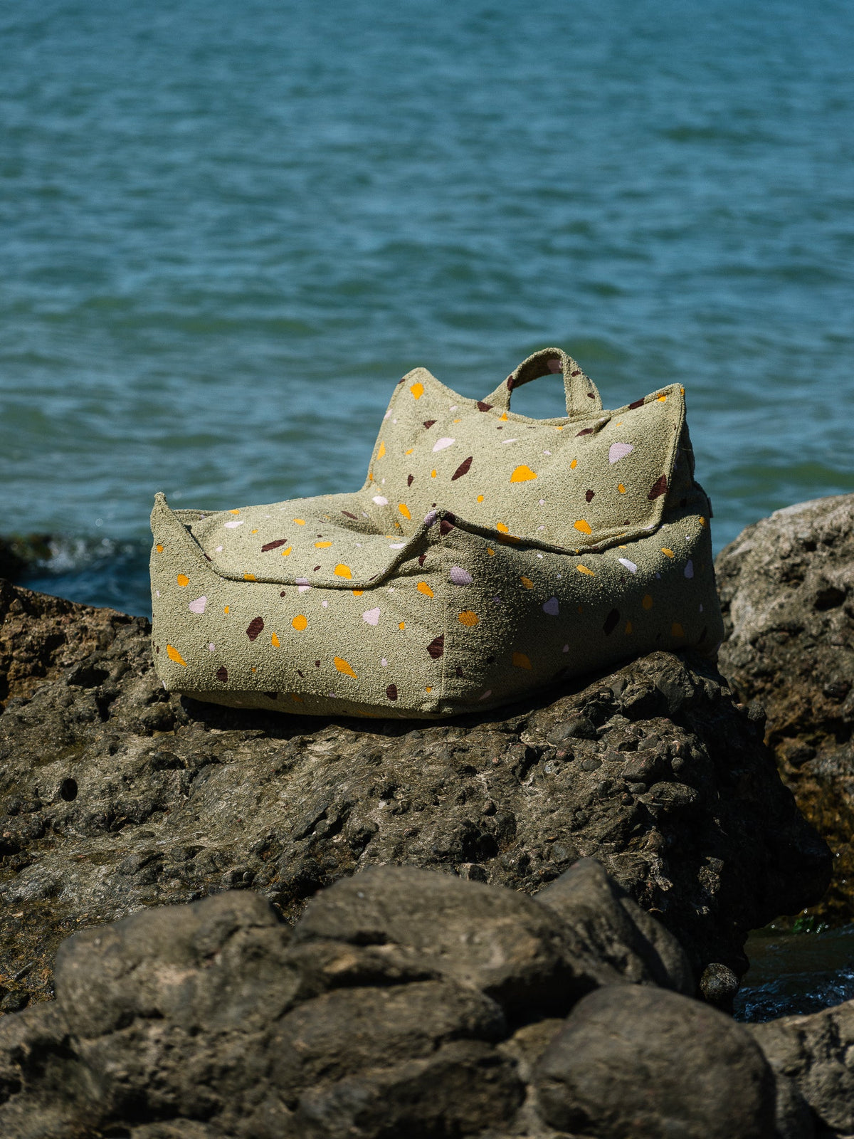 Fauteuil pouf poire pour enfant en tissu vert Terrazzo - Wigiwama - The Cool Republic