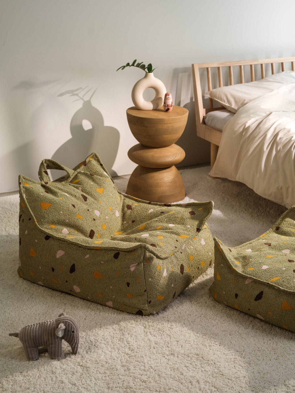 Fauteuil pouf poire pour enfant en tissu vert Terrazzo - Wigiwama - The Cool Republic