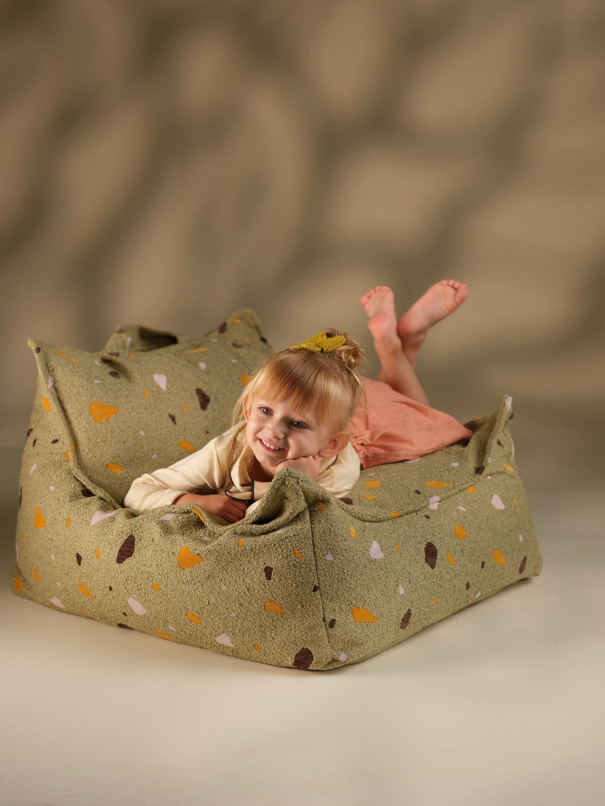 Fauteuil pouf poire pour enfant en tissu vert Terrazzo - Wigiwama - The Cool Republic