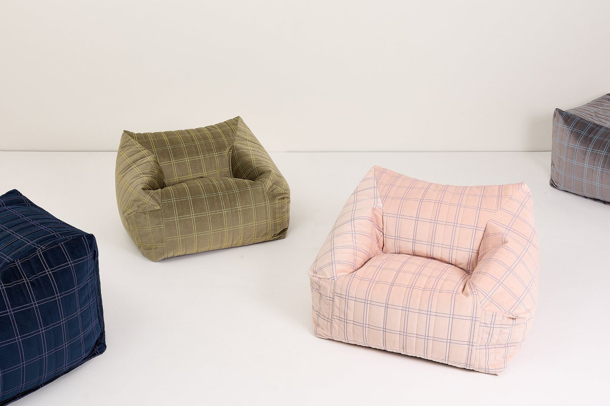 Fauteuil pouf pour enfant en velours recyclé à carreaux bleu marine et violet 72 x 72 x 42 cm Chelsea - Nobodinoz - The Cool Republic