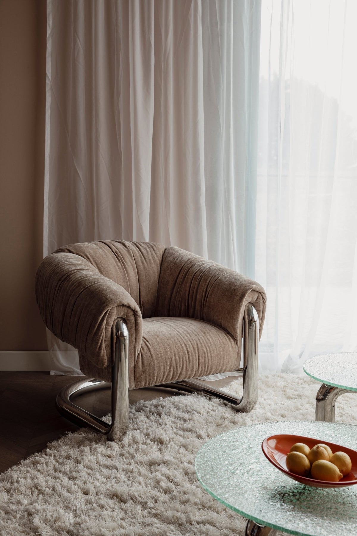 Fauteuil rétro en velours marron et acier chromé Marly - Dutchbone - The Cool Republic