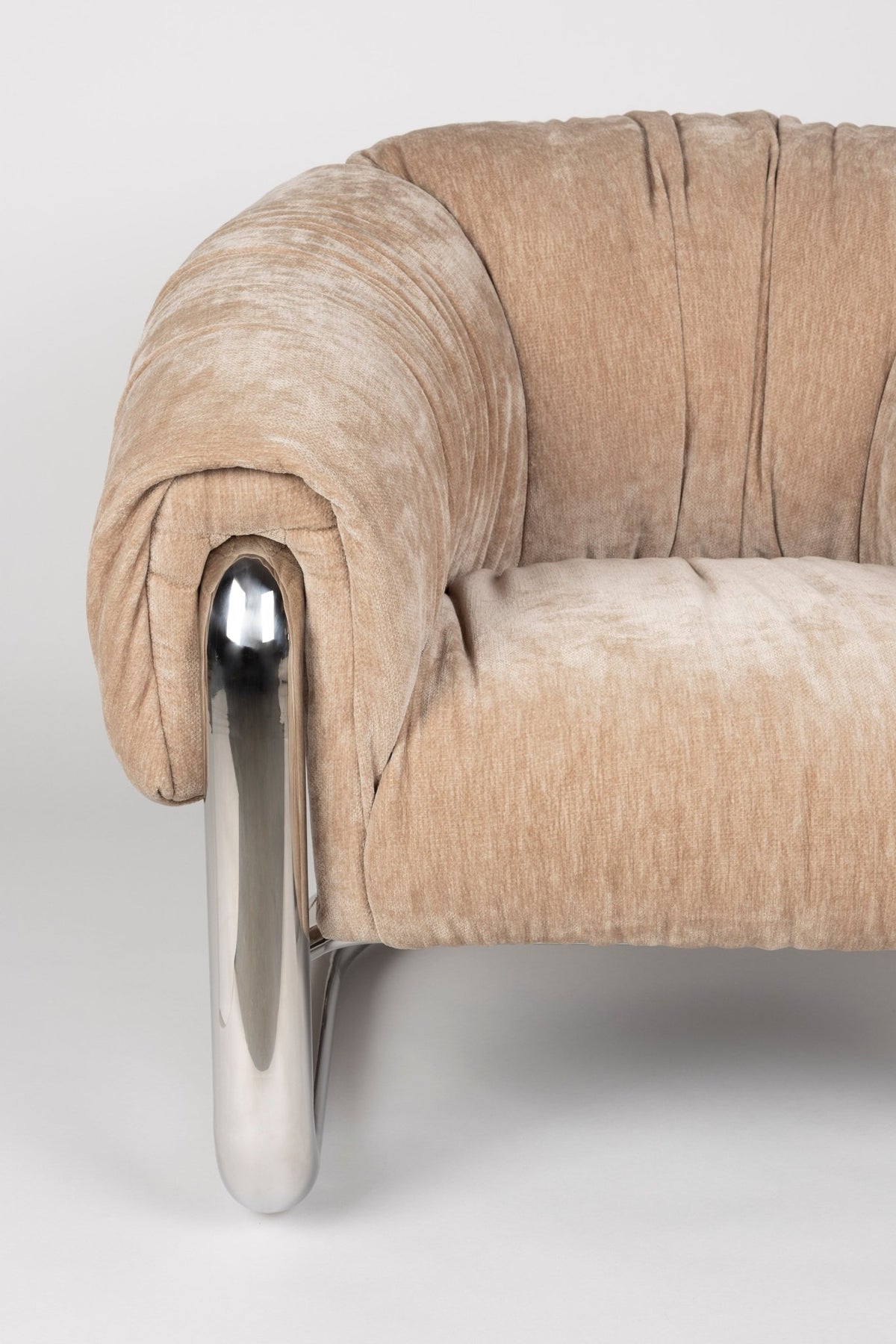 Fauteuil rétro en velours marron et acier chromé Marly - Dutchbone - The Cool Republic