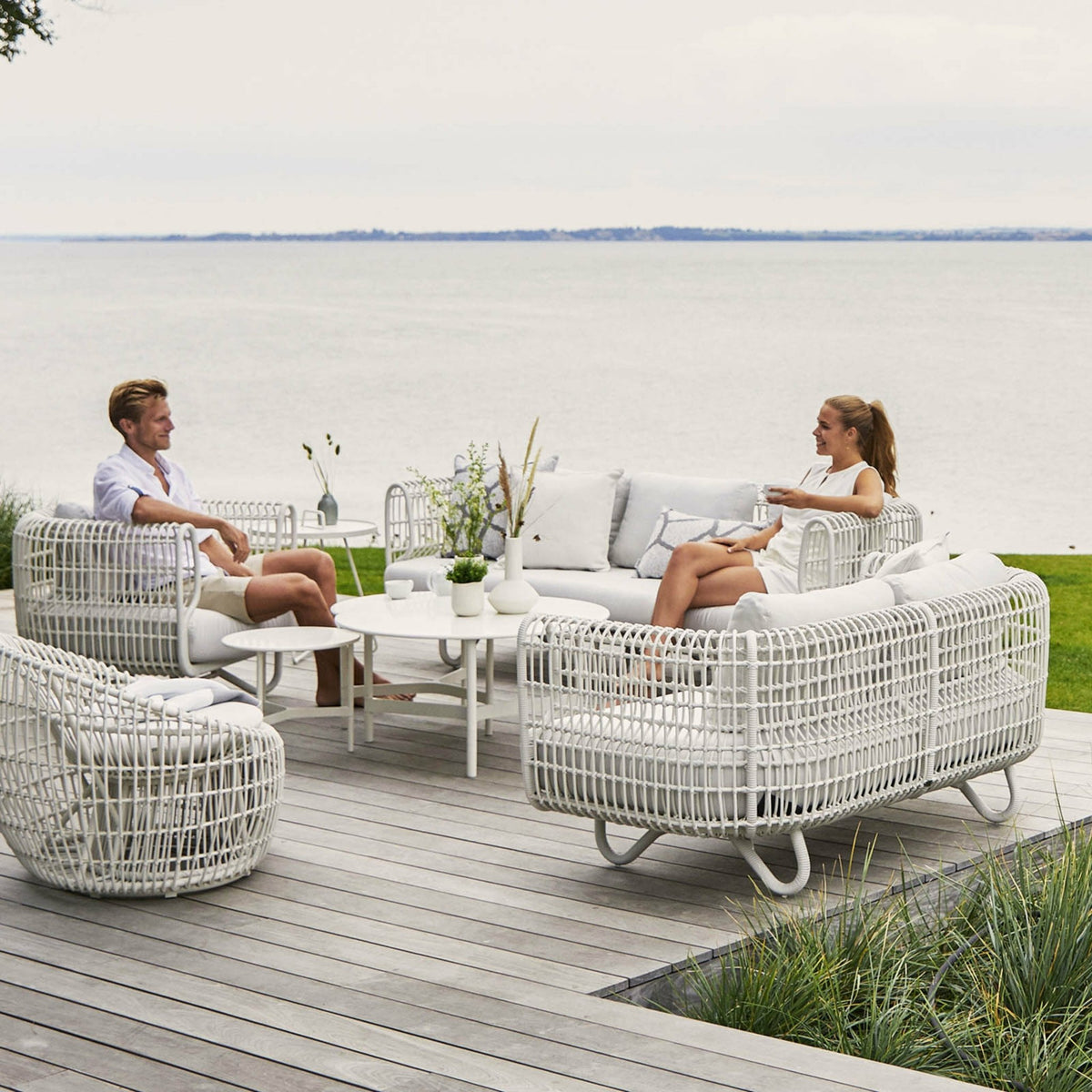 Fauteuil rond cadre blanc Nest - Cane-Line - The Cool Republic
