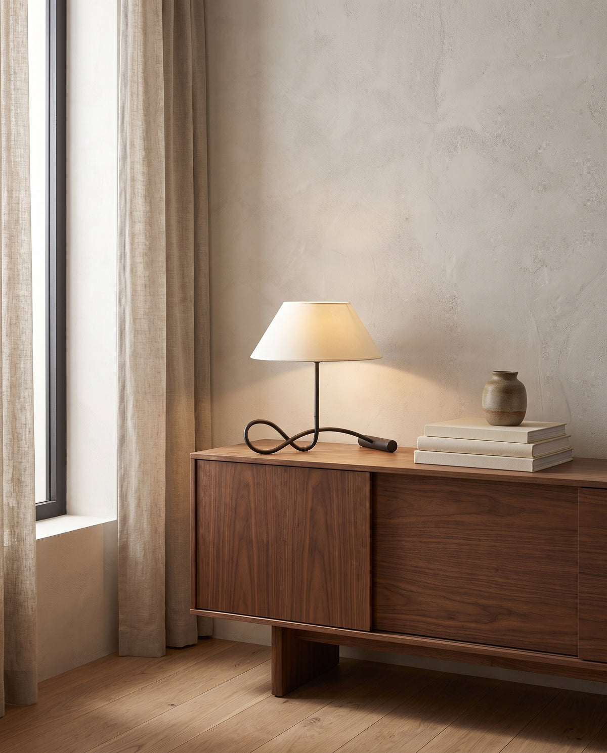 Lampe à poser en acier fer forgé 50x40x47cm Alameda - Troy Lighting en situation