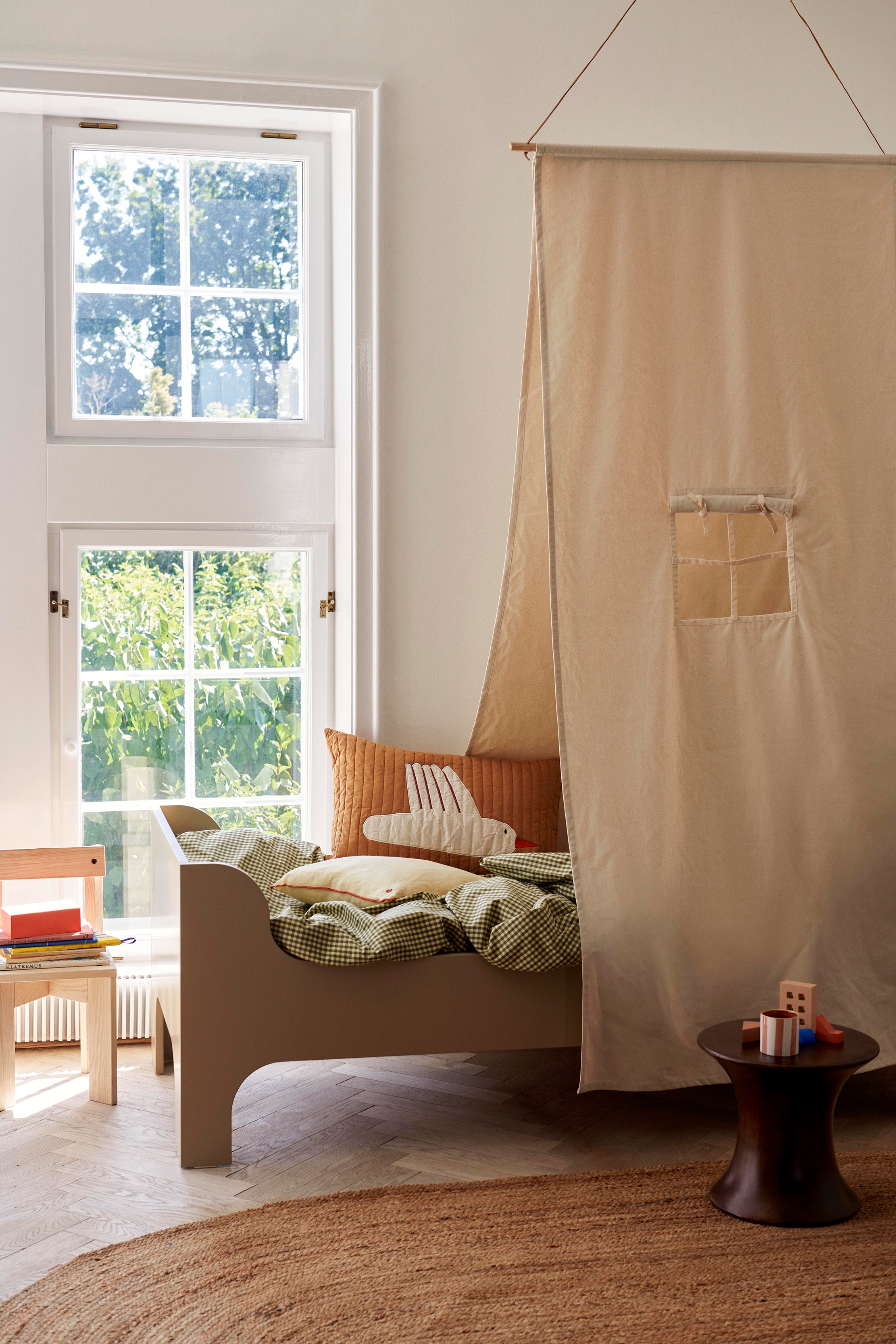 Ciel de lit en coton bio blanc cassé et tige en pin Settle - Ferm Living