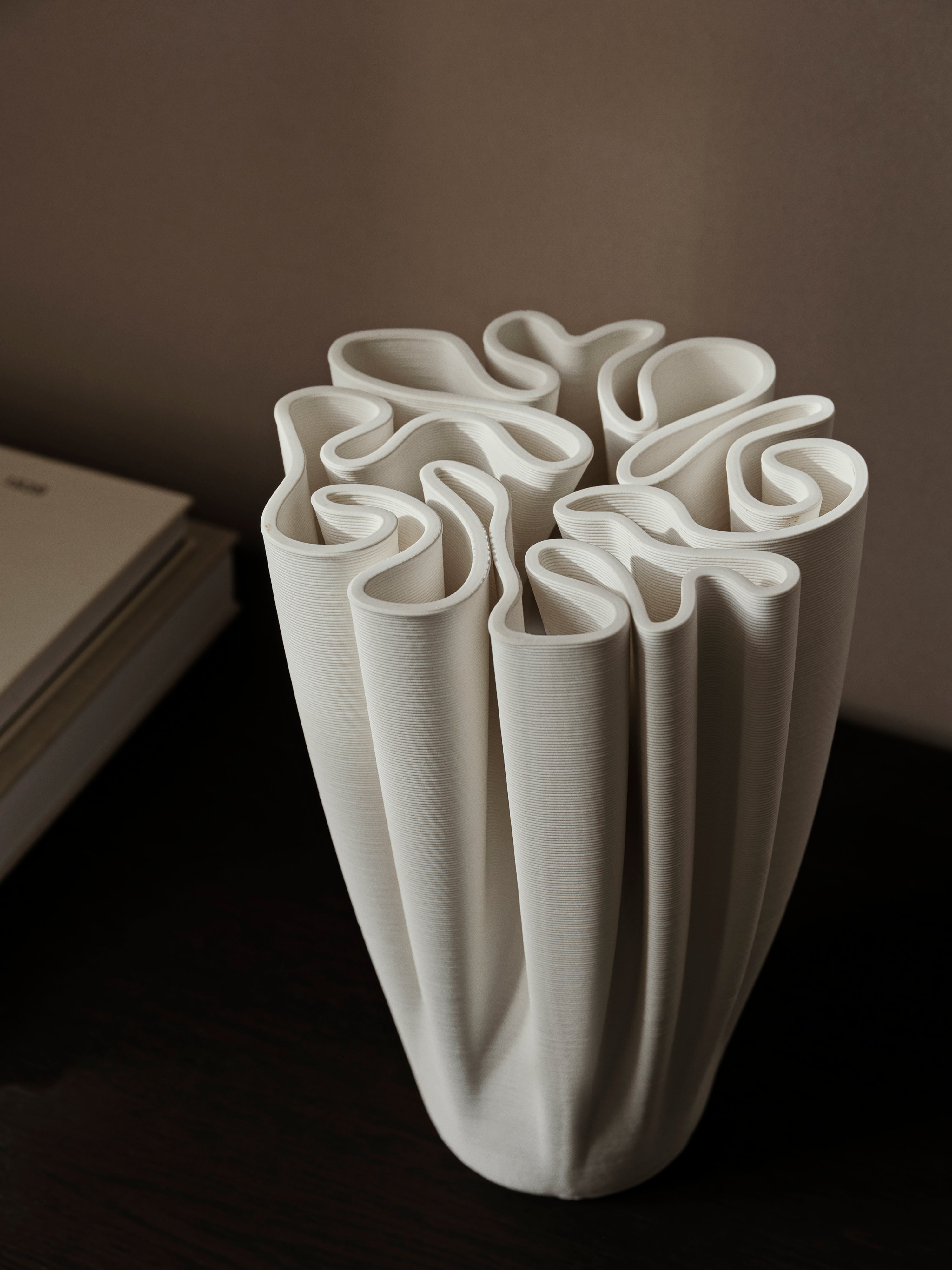 إناء عضوي من الحجر الأبيض Dedali - Ferm living