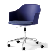 Chaise de bureau pivotante à roulettes en plastique recyclée bleu nuit et acier chromé Rely HW54 - &tradition