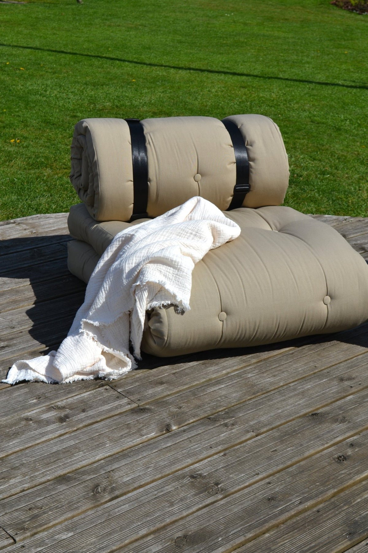 Futon canapé de jardin gris foncé 734 dépliable Buckle-up - Karup Design - The Cool Republic