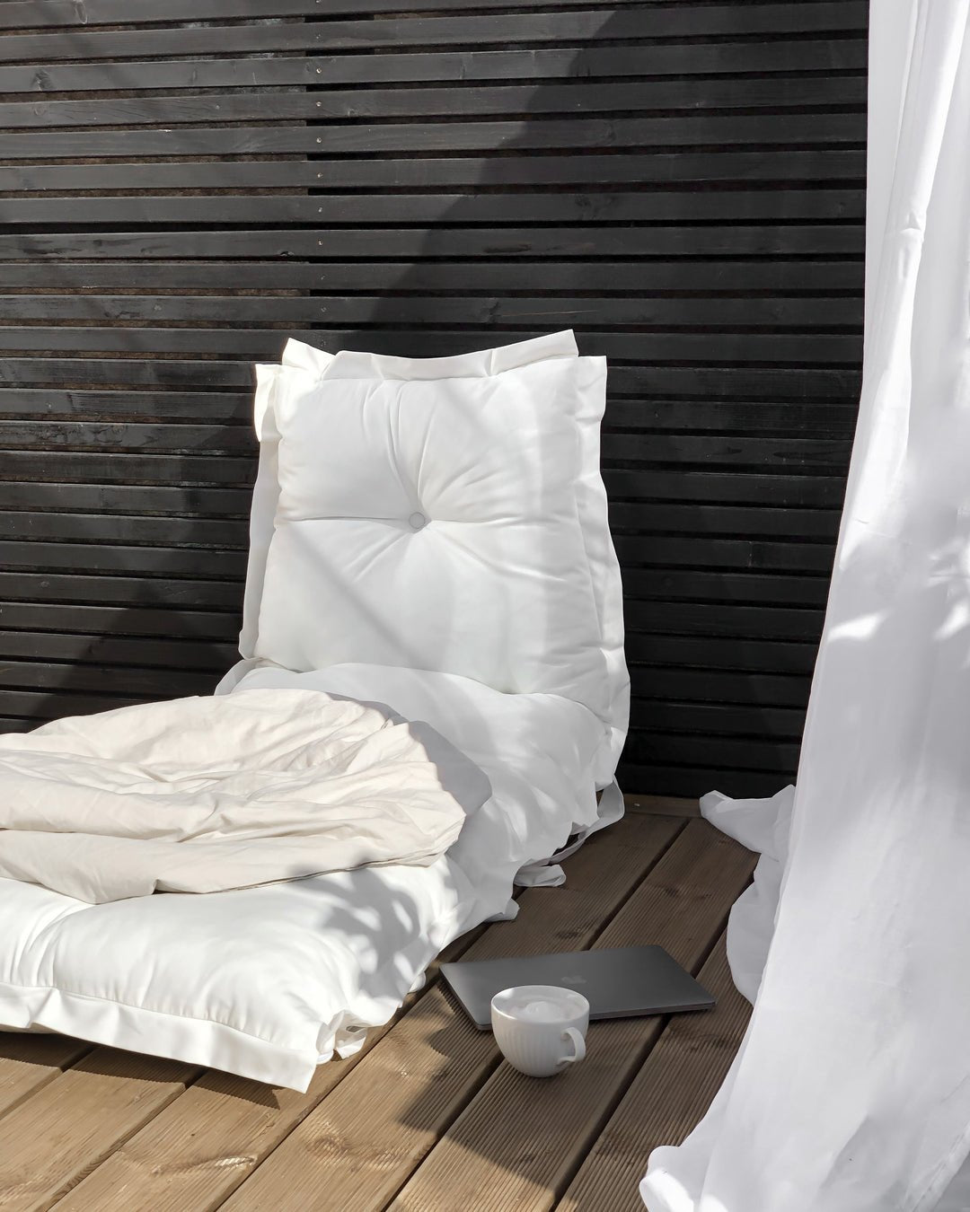 Futon d'extérieur en acrylique blanc 80x135x65cm Sit and sleep - Karup Design - The Cool Republic
