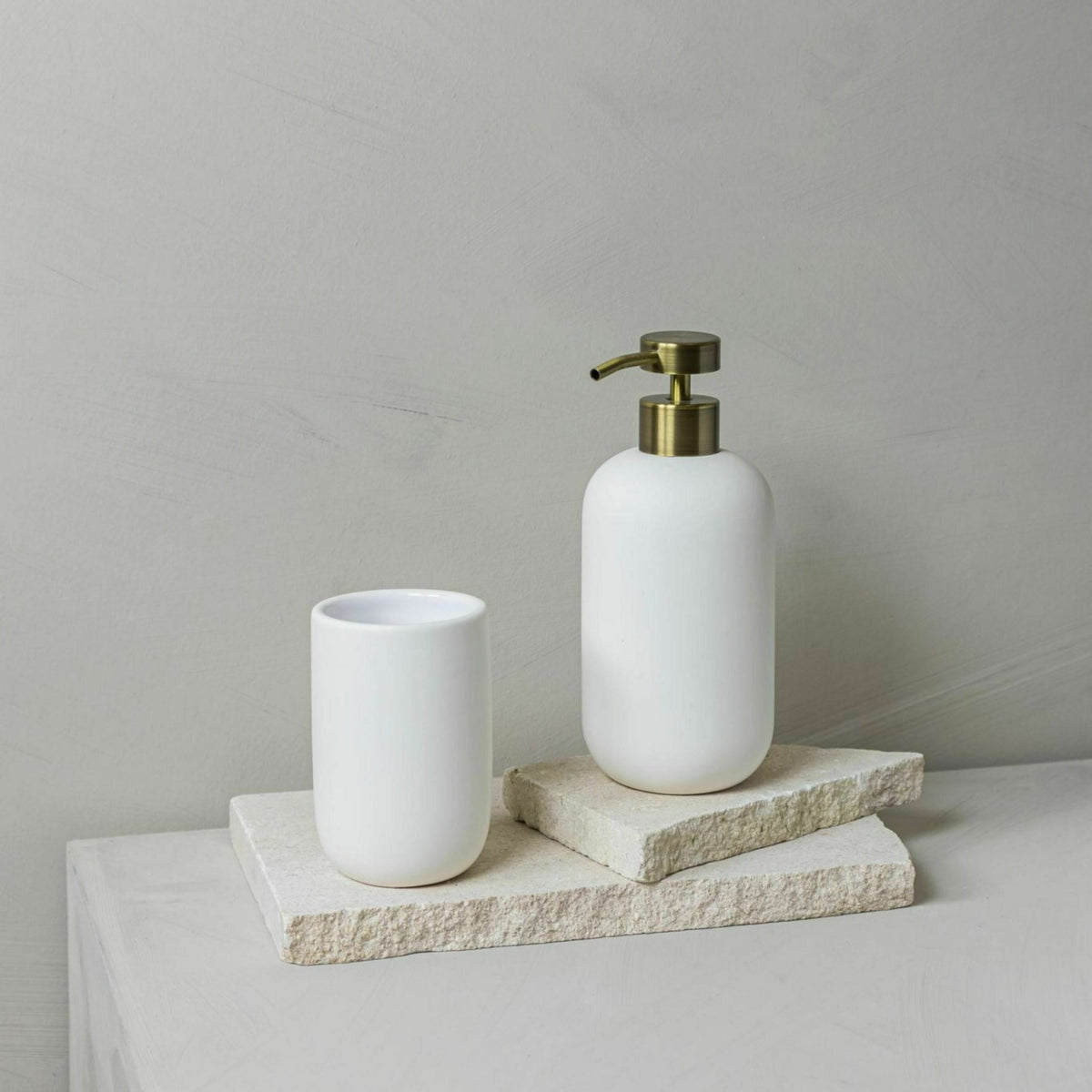 Gobelet en céramique blanche Lotus - Mette Ditmer - The Cool Republic