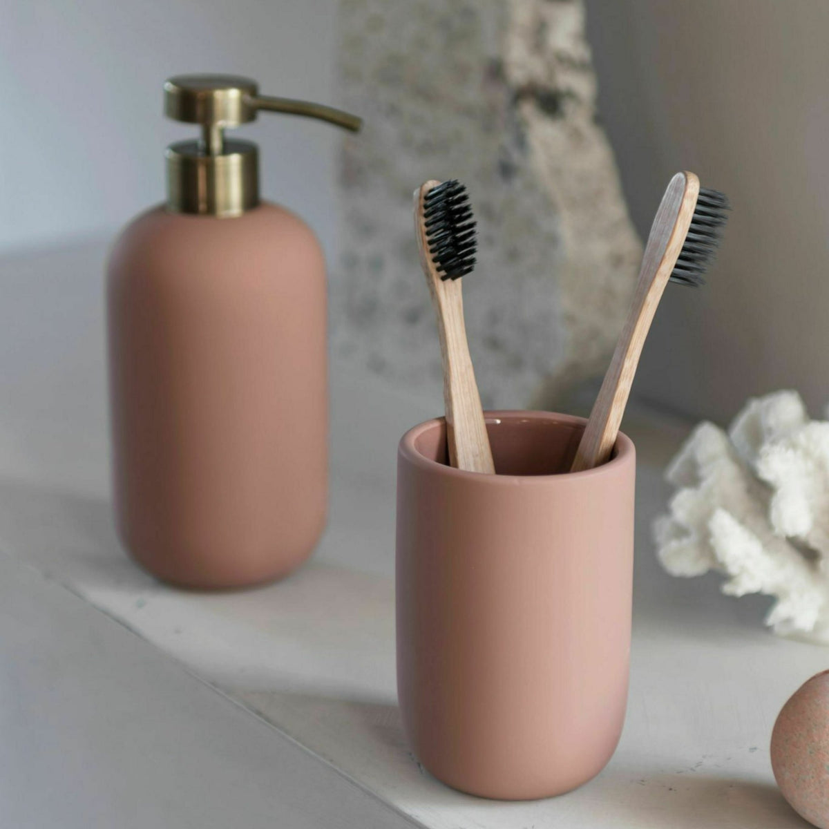 Gobelet en céramique blush Lotus - Mette Ditmer - The Cool Republic