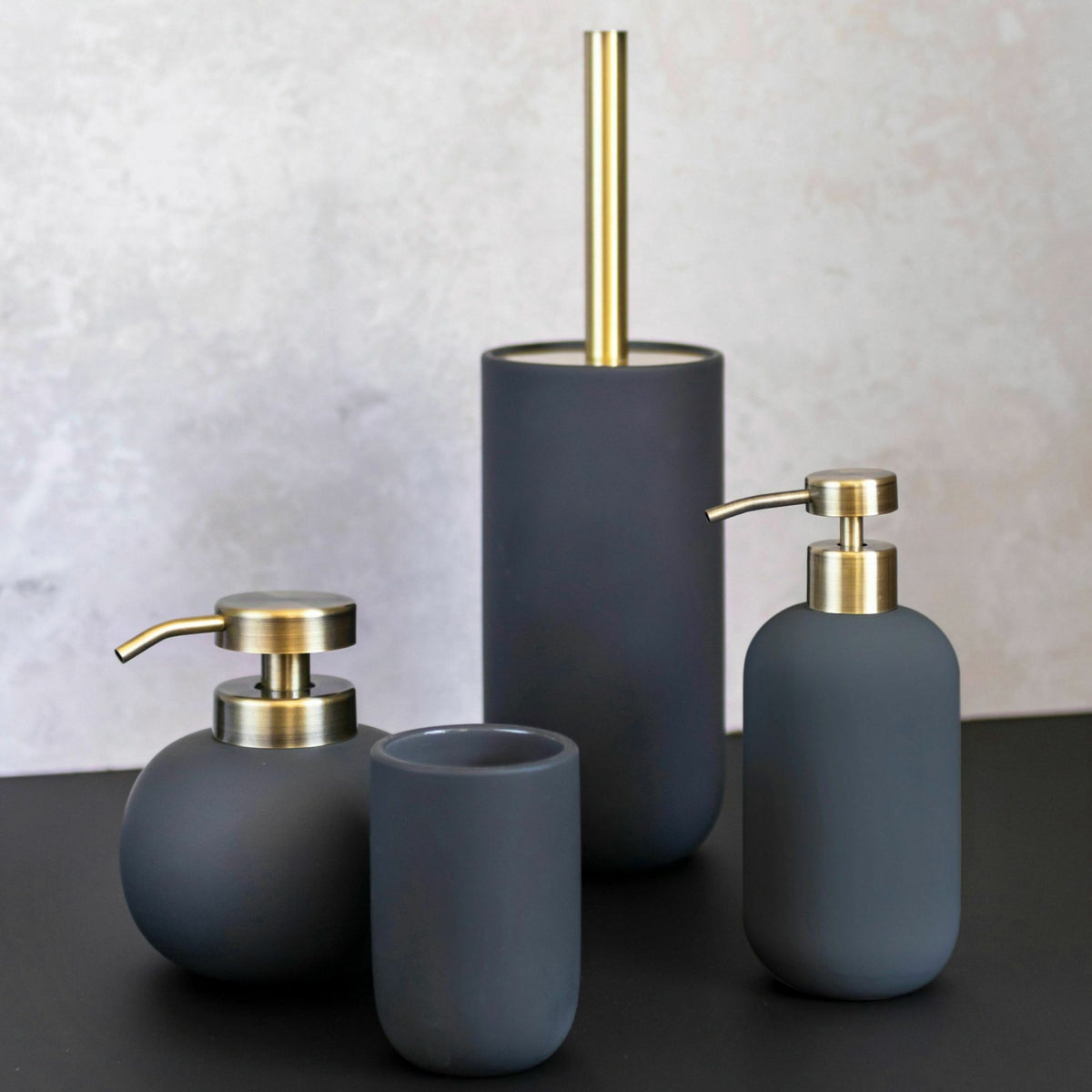 Gobelet en céramique gris anthracite Lotus - Mette Ditmer - The Cool Republic