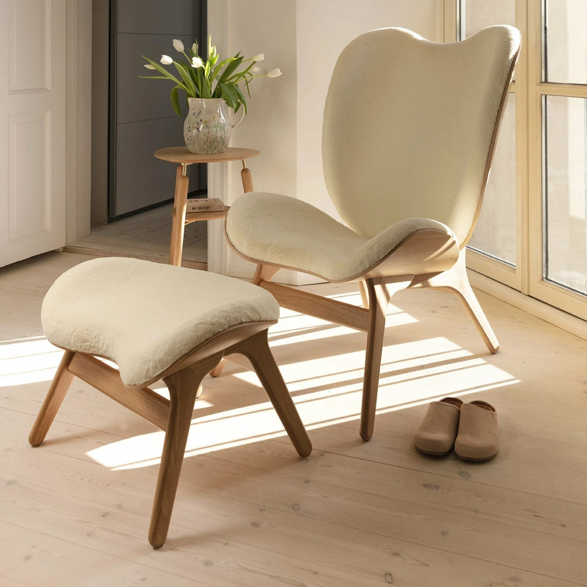 Grand fauteuil blanc en chêne foncé A Conversation Piece - UMAGE - The Cool Republic