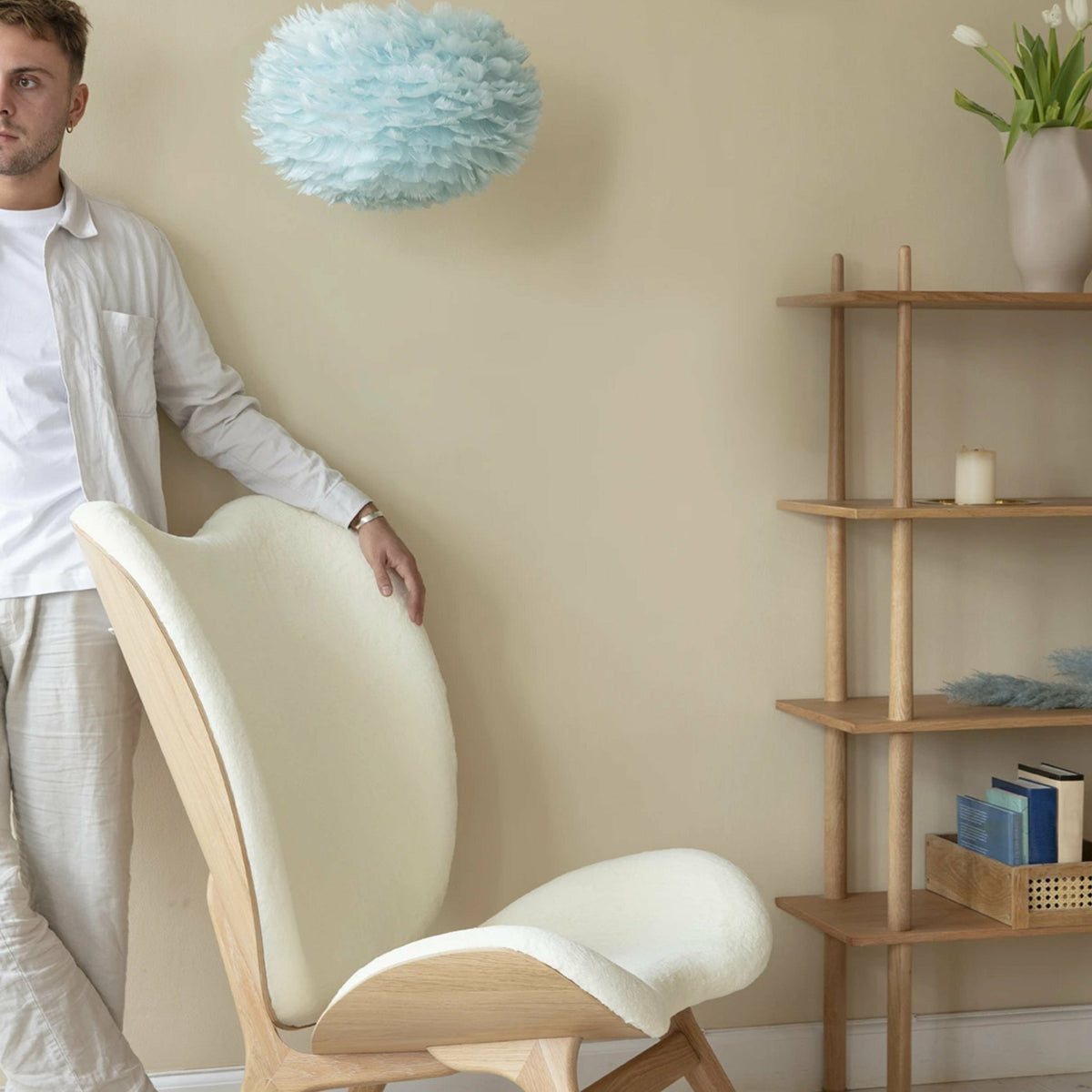 Grand fauteuil blanc en chêne noir A Conversation Piece - UMAGE - The Cool Republic