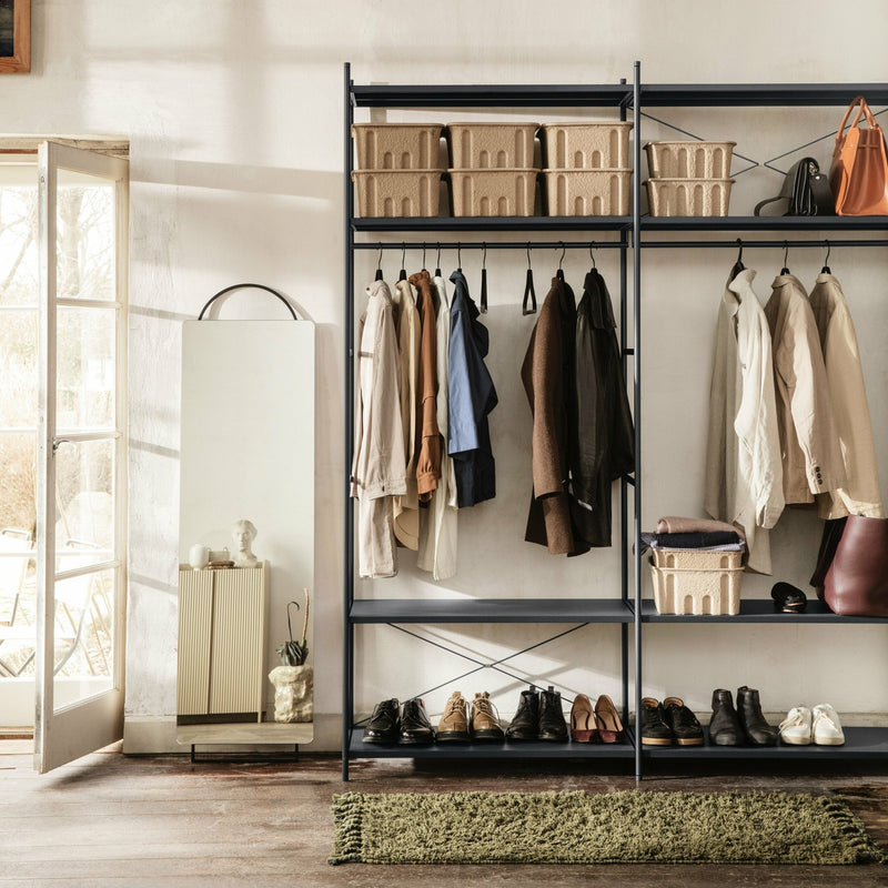 Grand miroir Adorn de Ferm Living dans un dressing