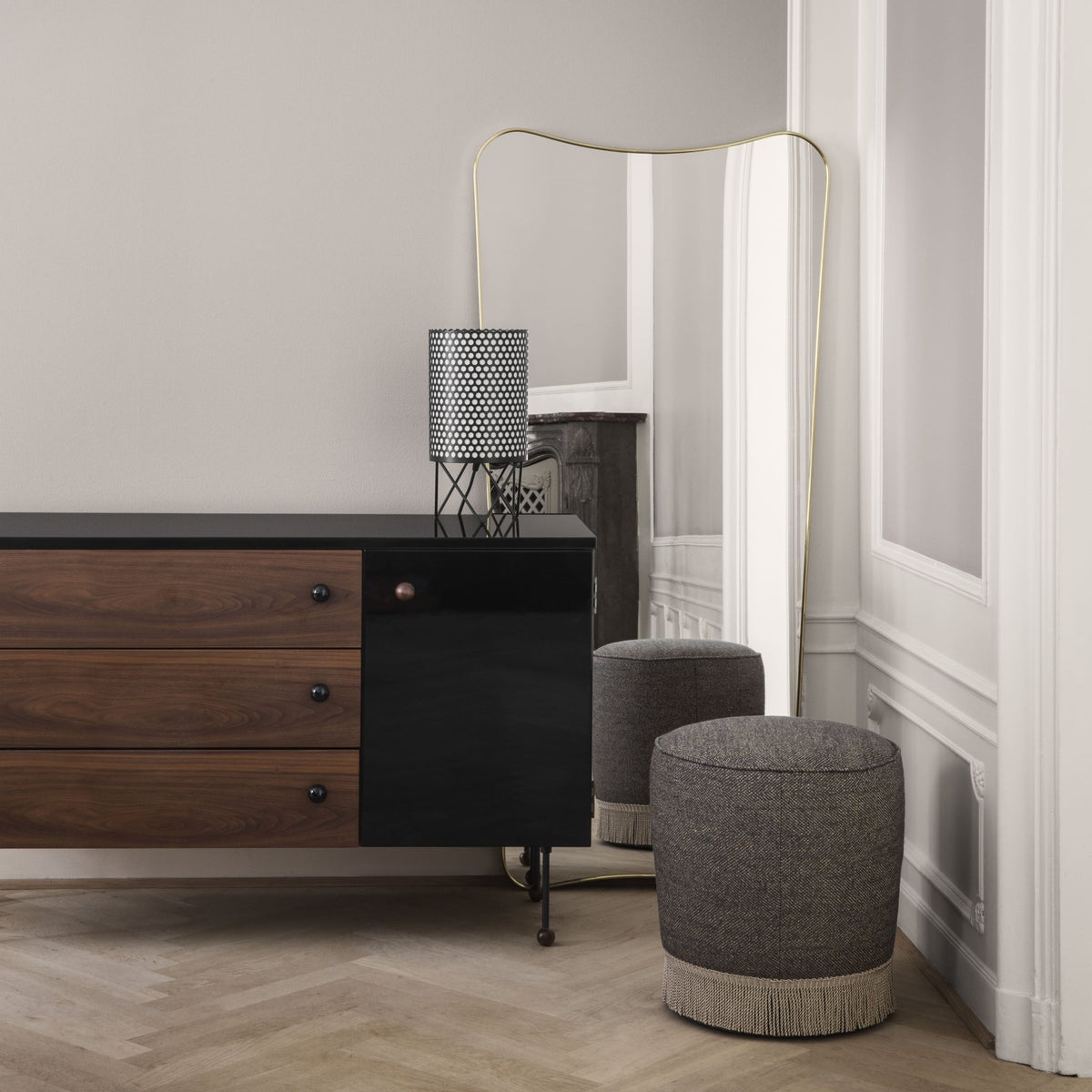 Grand miroir en laiton F.A. 33 - Gubi - The Cool Republic