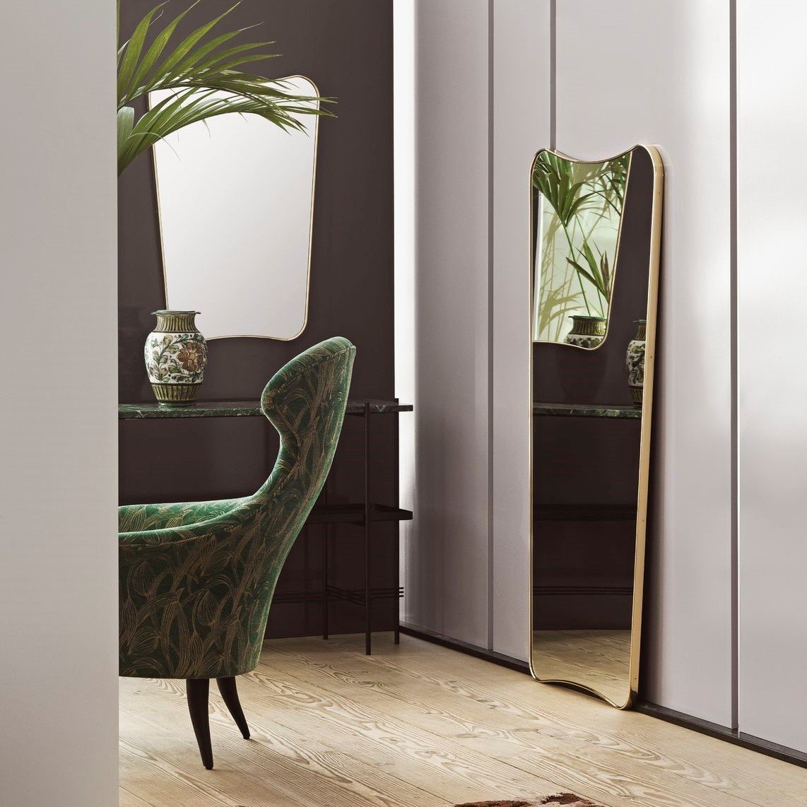 Grand miroir en laiton F.A. 33 - Gubi - The Cool Republic
