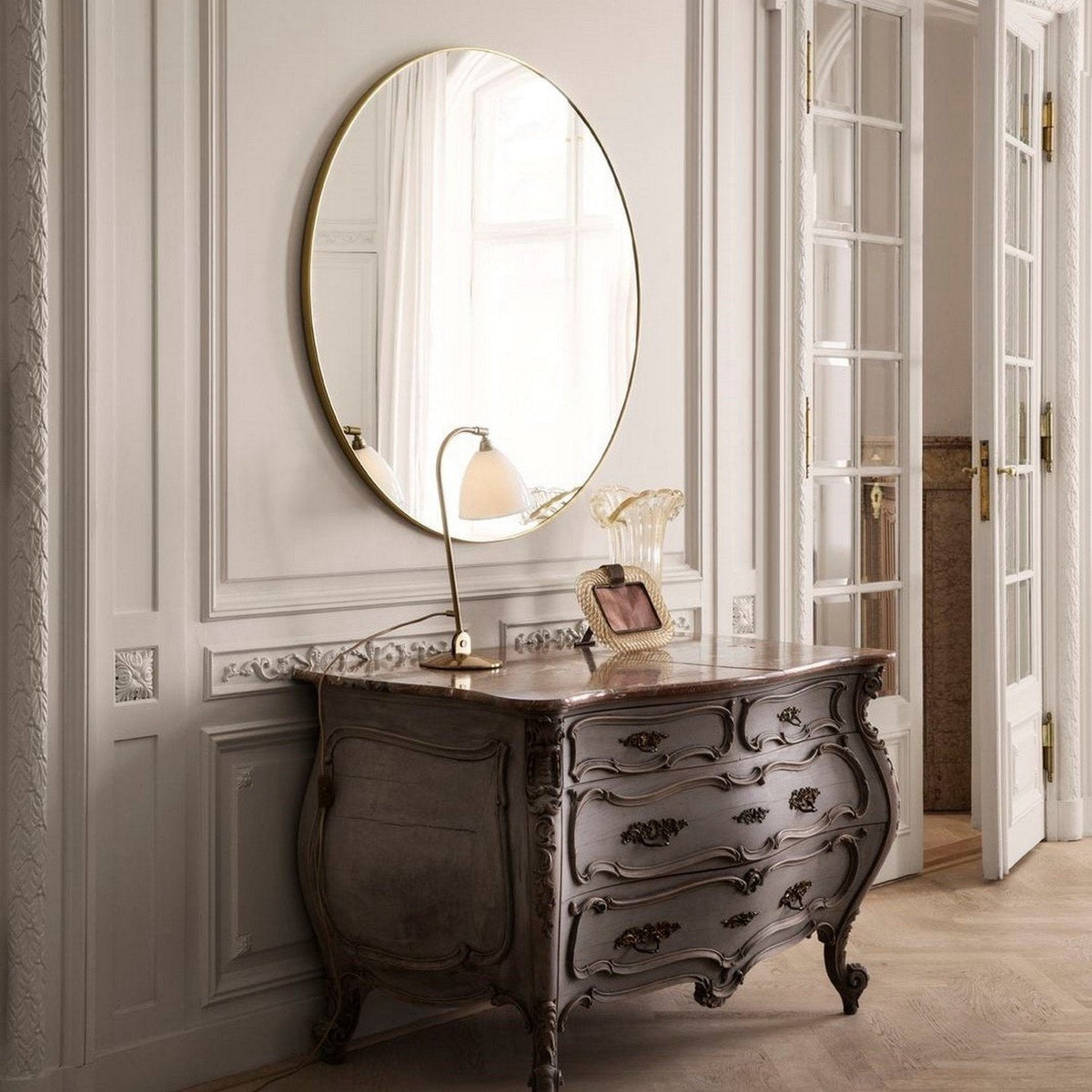 Grand miroir rond en laiton 110 cm - Gubi - The Cool Republic