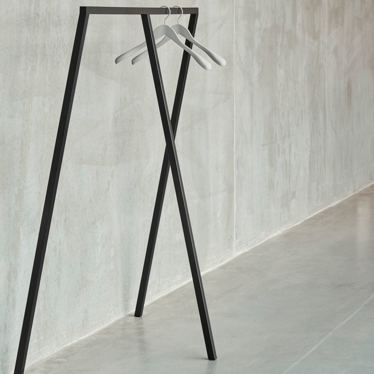 Grand portant en acier noir - HAY - The Cool Republic
