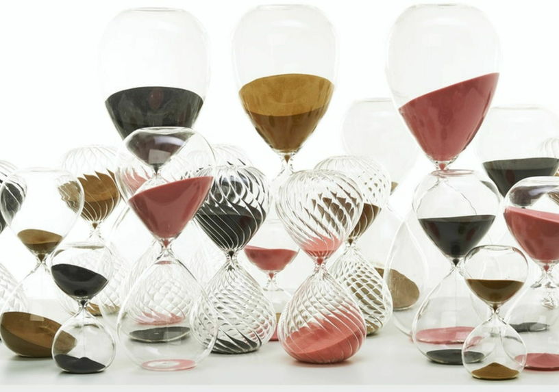 Grand sablier en verre et sable noir Ball - Pols Potten - The Cool Republic