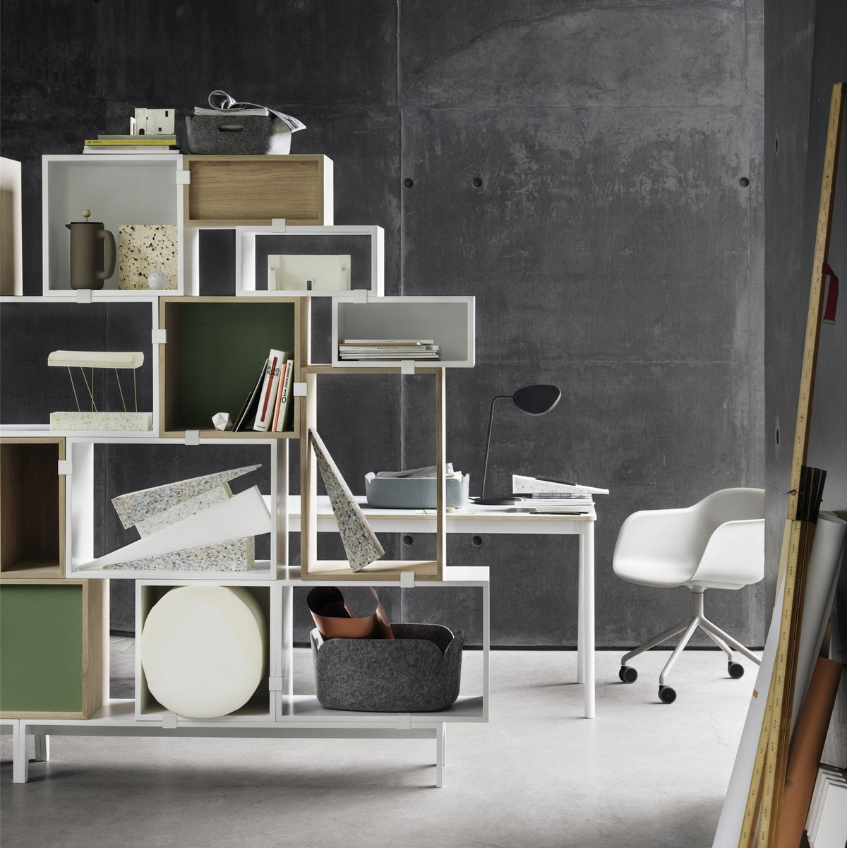 Grande bibliothèque blanche en chêne Stacked - Muuto - The Cool Republic