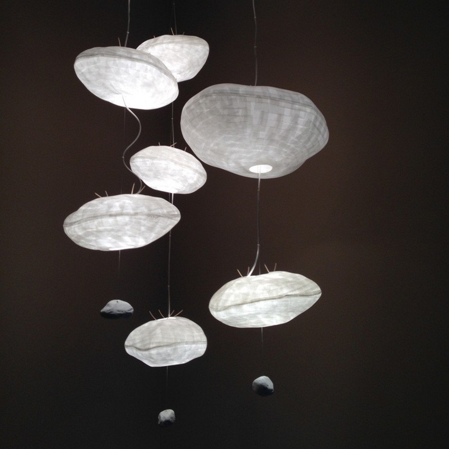 Guirlande suspendue en papier branchement plafond Points de suspension - Céline Wright - The Cool Republic