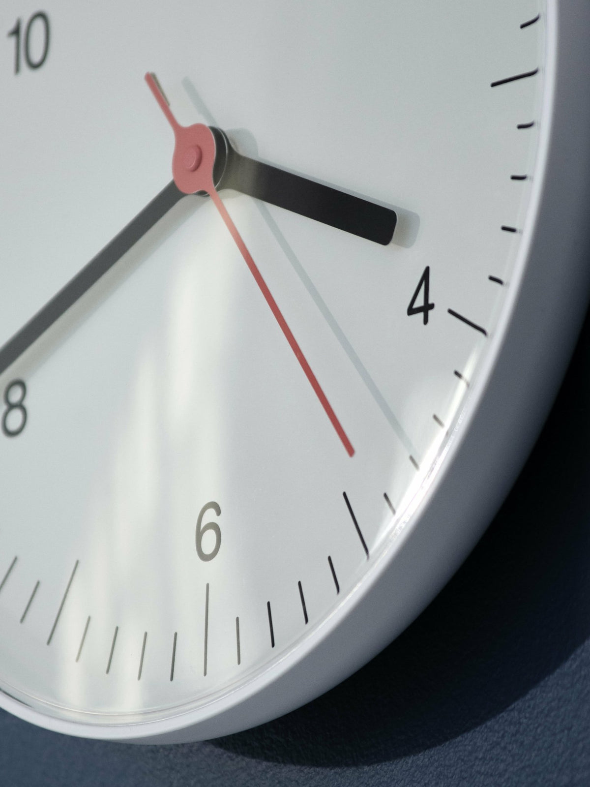 Horloge murale blanche 26 cm - HAY - The Cool Republic