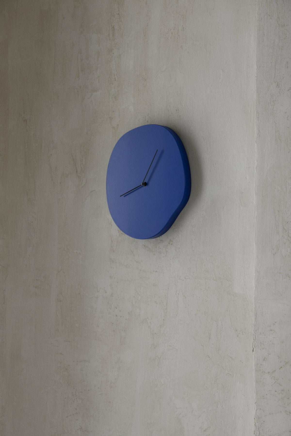 Horloge murale bleue 28 x 33 cm Melt - Ferm Living - The Cool Republic