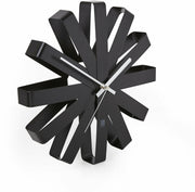 Horloge murale en acier noire Ribbon - Umbra - The Cool Republic