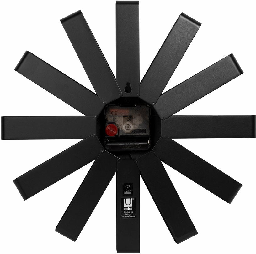 Horloge murale en acier noire Ribbon - Umbra - The Cool Republic