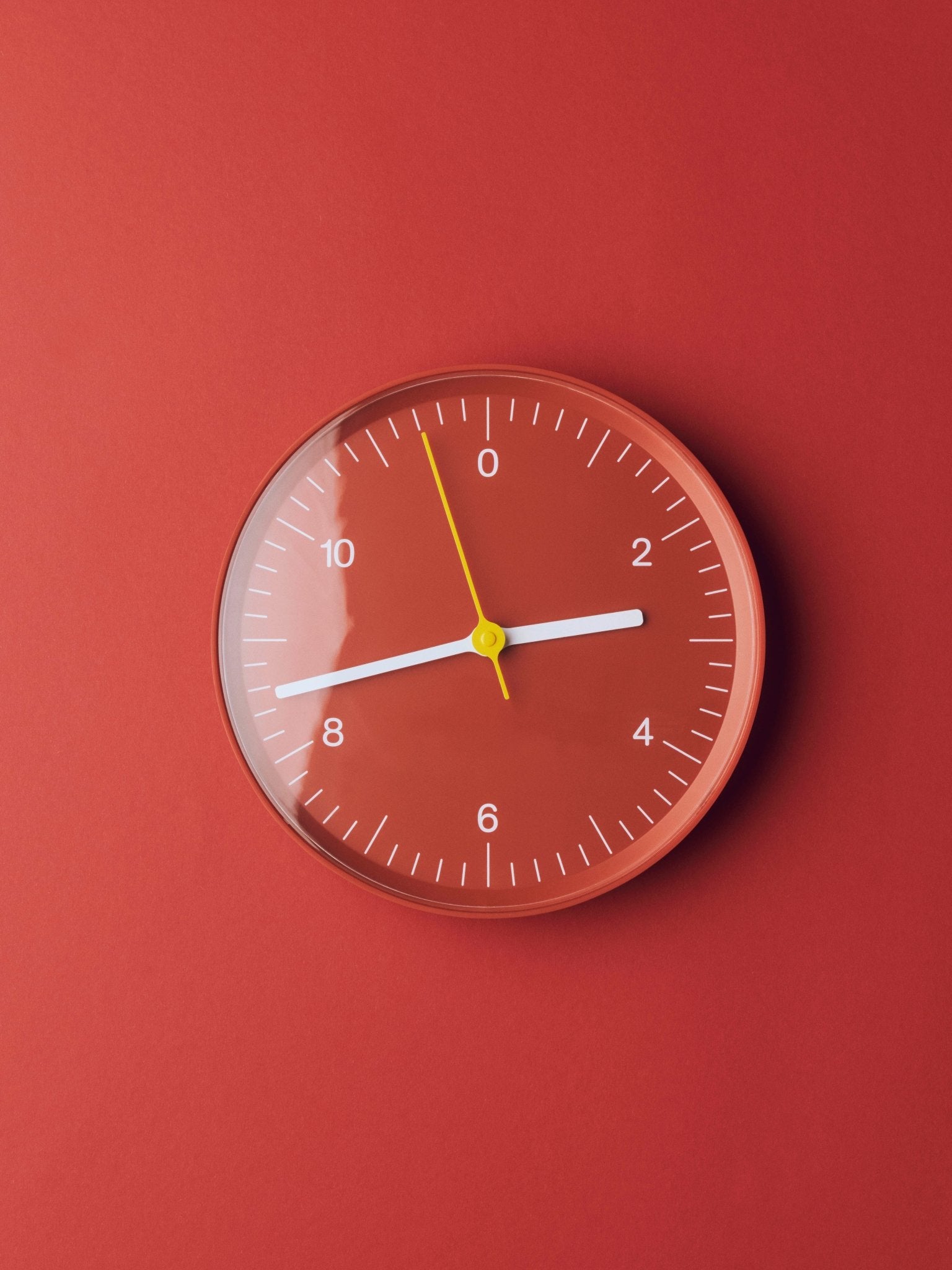 Horloge murale en métal rouge 26,5cm - HAY - The Cool Republic