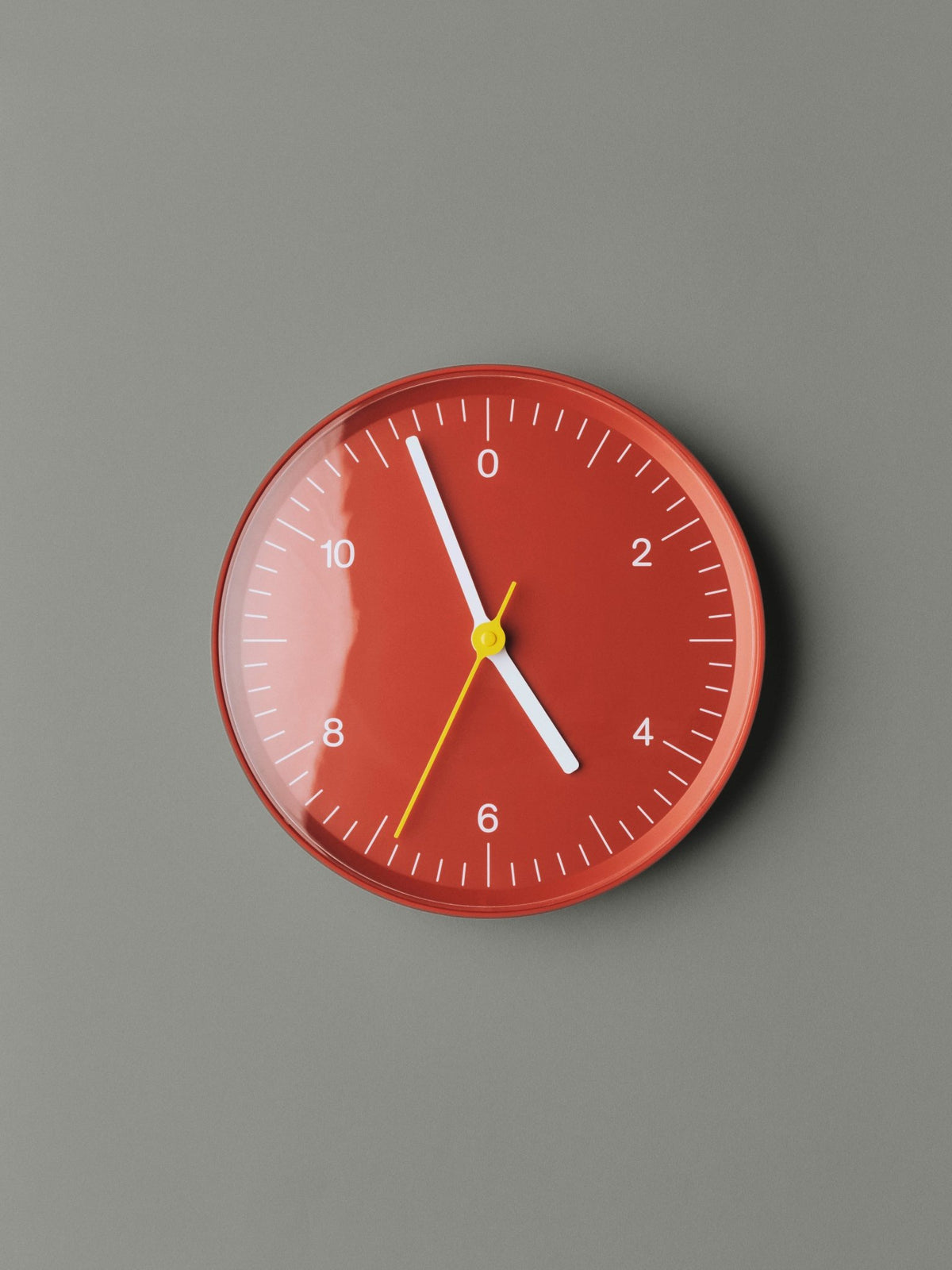 Horloge murale en métal rouge 26,5cm - HAY - The Cool Republic