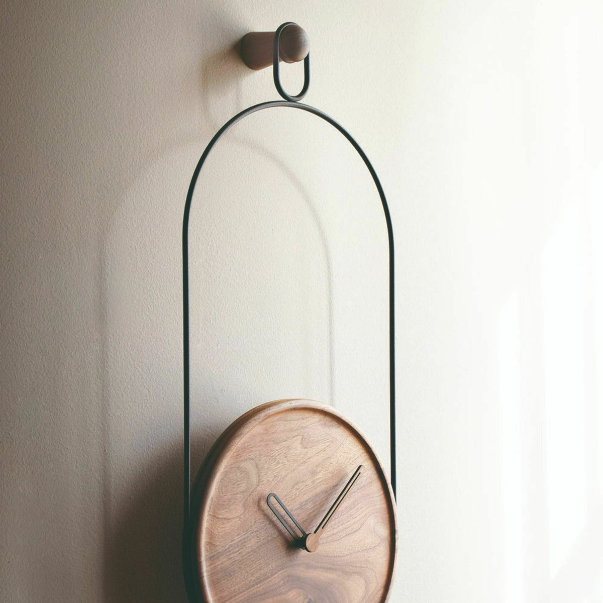 Horloge murale en noyer et métal Eslabón - Nomon - The Cool Republic