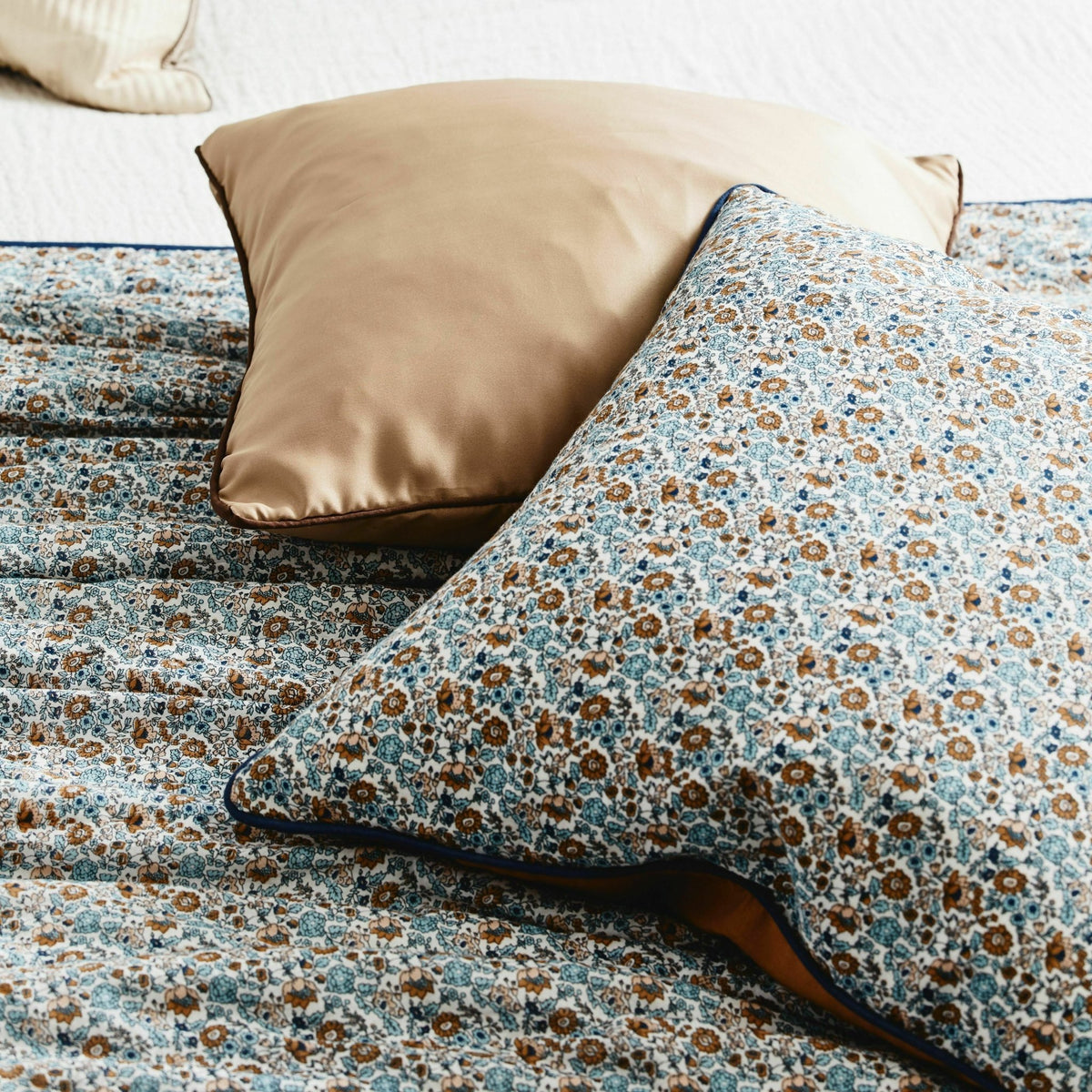 Housse de coussin 50 x 50 cm à fleurs bleues et brunes liberty Cosmo - Nordal - The Cool Republic