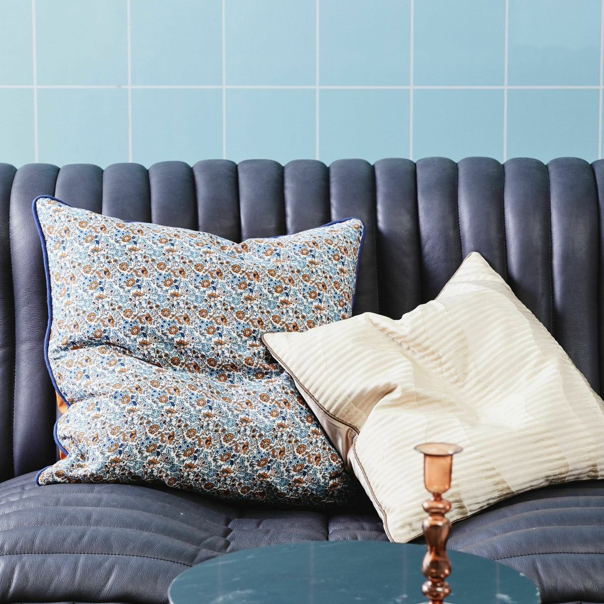Housse de coussin 50 x 50 cm à fleurs bleues et brunes liberty Cosmo - Nordal - The Cool Republic
