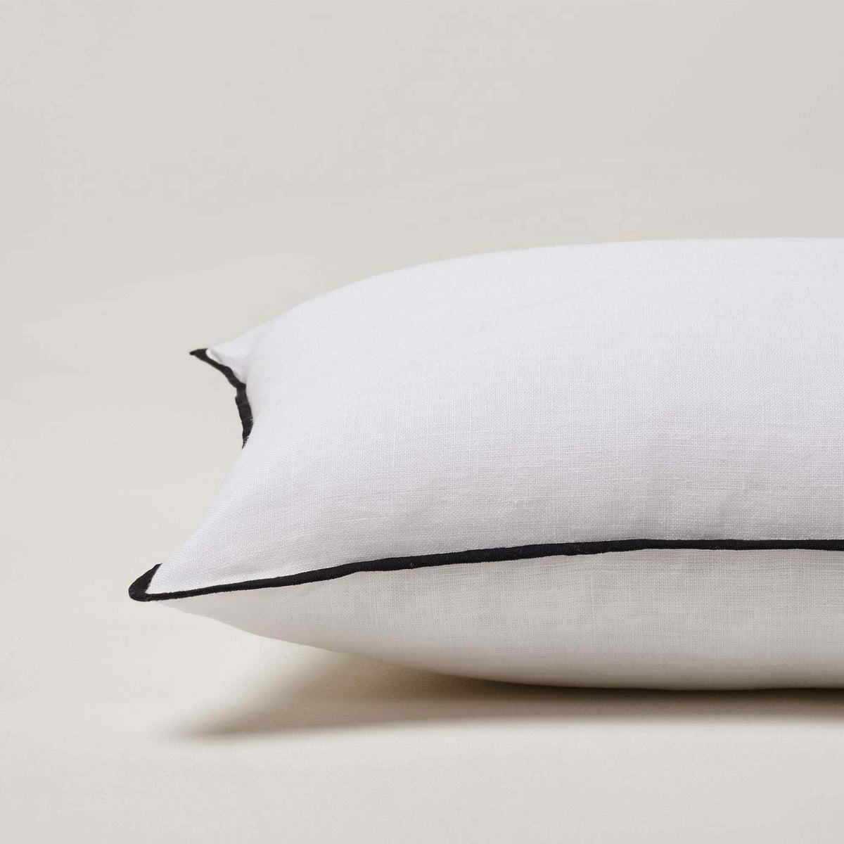 Housse De Coussin Carlina Blanc Et Bourdon Noir - Madura - The Cool Republic