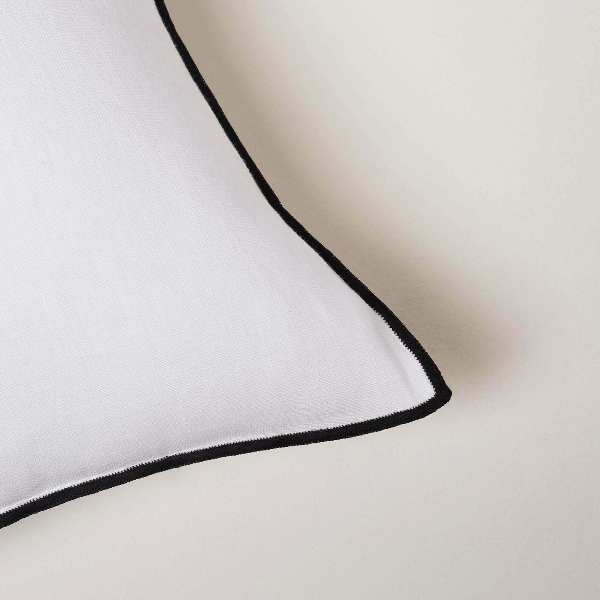 Housse De Coussin Carlina Blanc Et Bourdon Noir - Madura - The Cool Republic