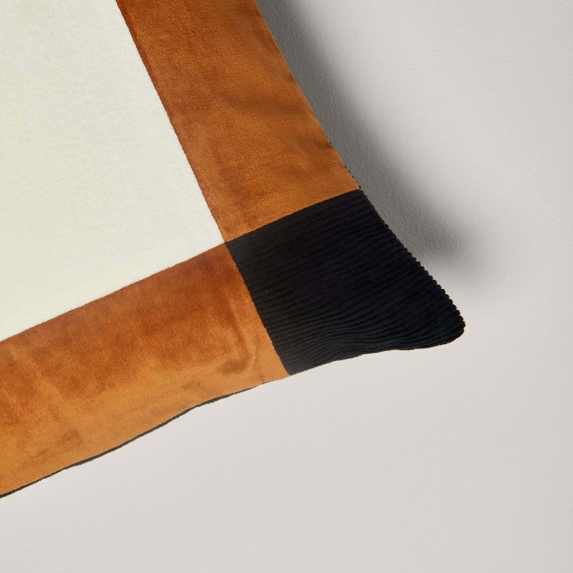 Housse De Coussin Damian Écru Et Bleu Marine - Madura - The Cool Republic