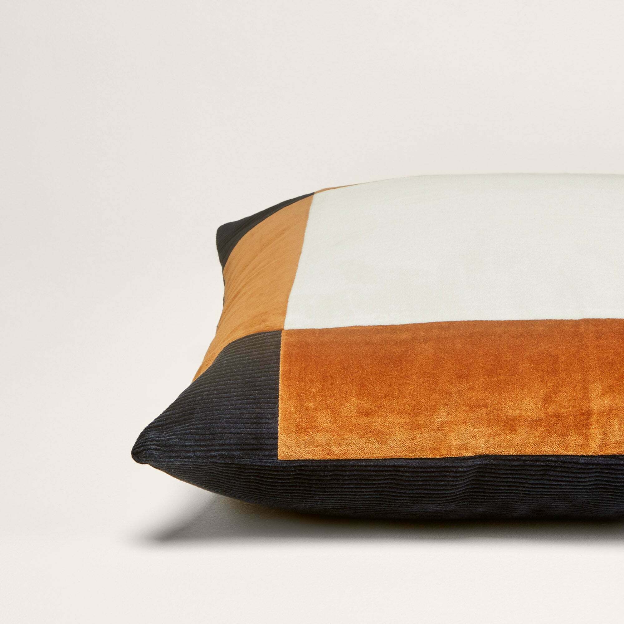 Housse De Coussin Damian Écru Et Bleu Marine - Madura - The Cool Republic
