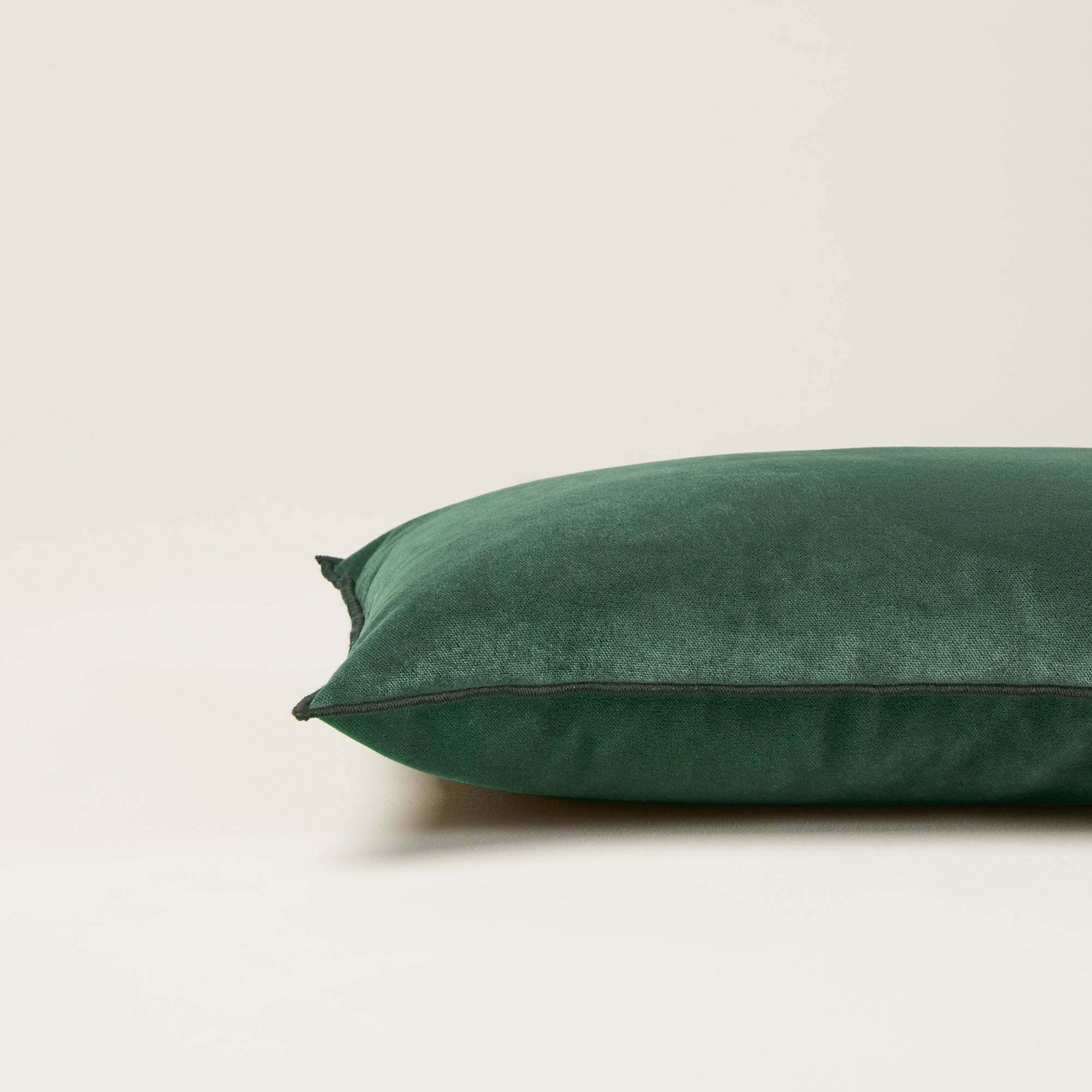 Housse De Coussin Dario Vert Moyen Et Bourdon Noir - Madura - The Cool Republic