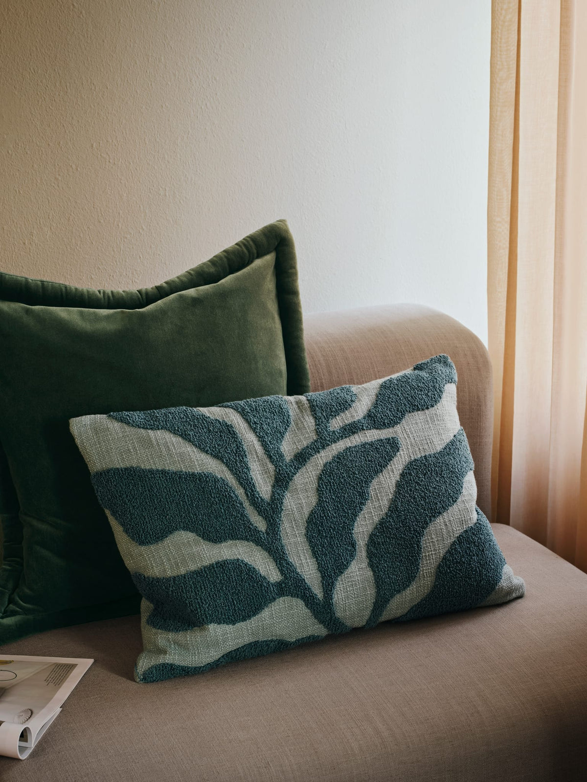 Housse de coussin en coton bleu 50x50cm Viola - Broste Copenhagen — vue 2
