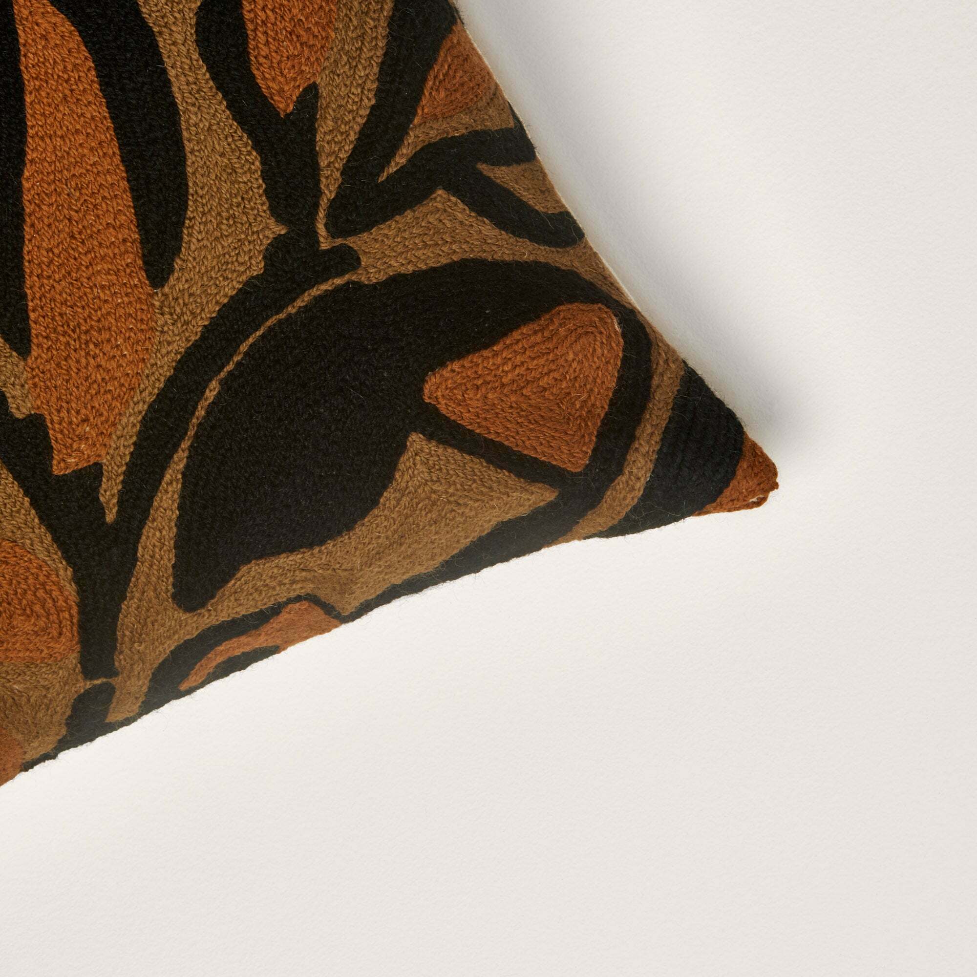 Housse De Coussin Pheodora Marron Et Noir - Madura - The Cool Republic
