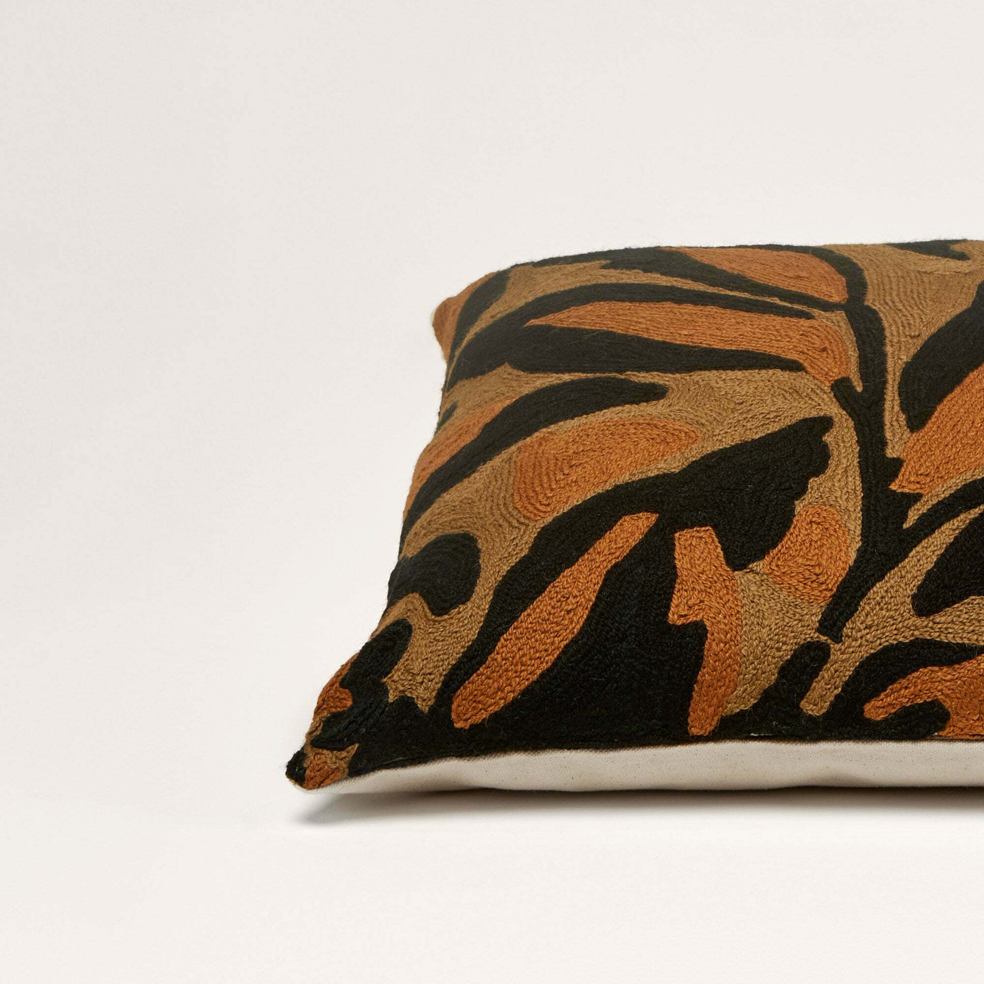 Housse De Coussin Pheodora Marron Et Noir - Madura - The Cool Republic