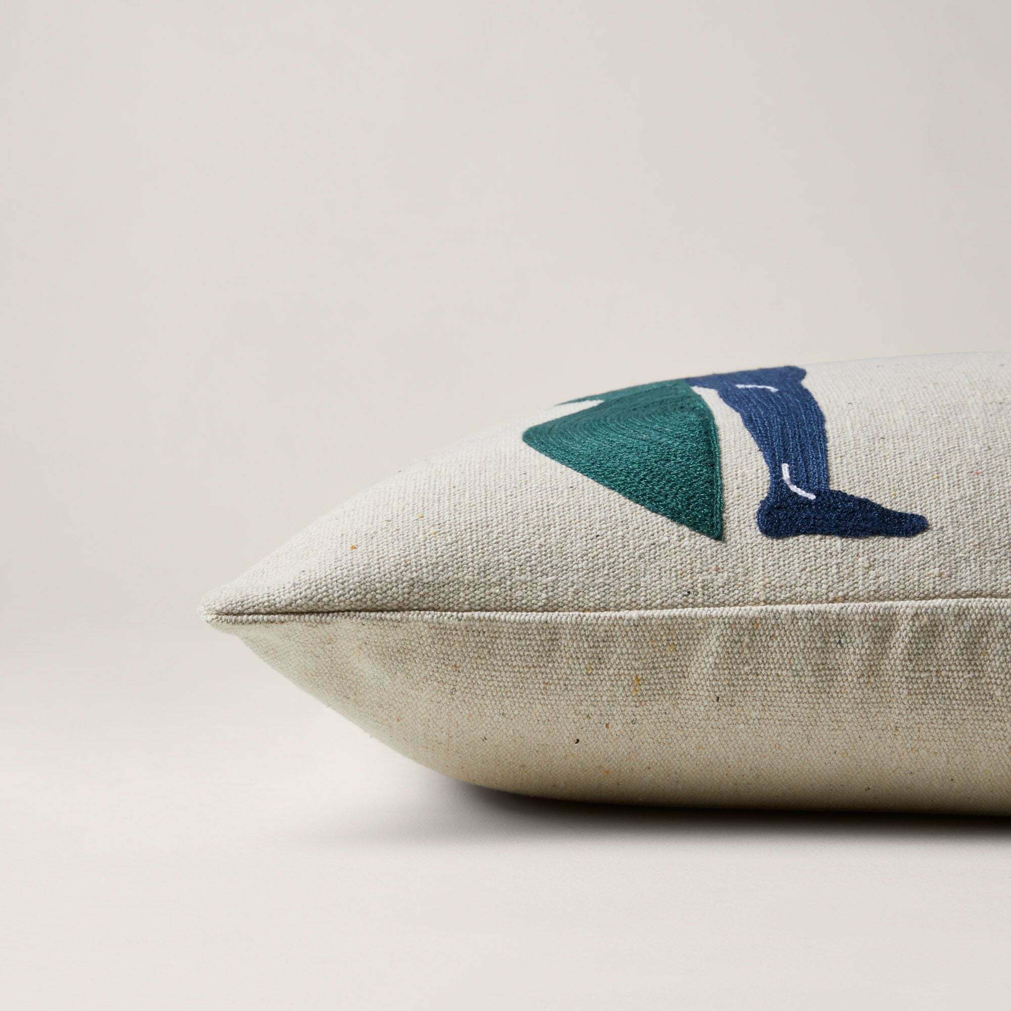 Housse De Coussin Pilar Beige Naturel Et Bleu Marine - Madura - The Cool Republic