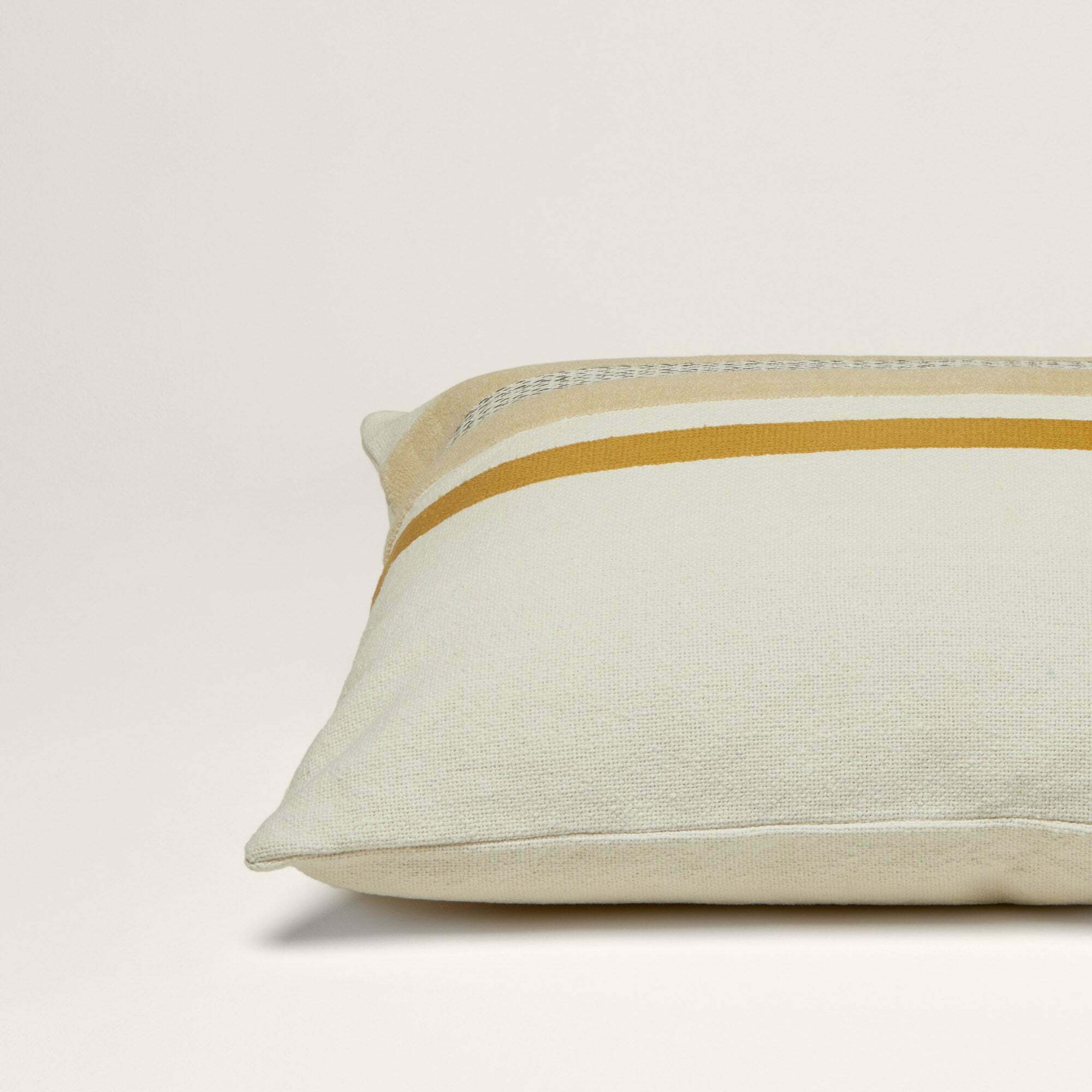 Housse De Coussin Scott Beige Naturel Et Jaune Ocre - Madura - The Cool Republic